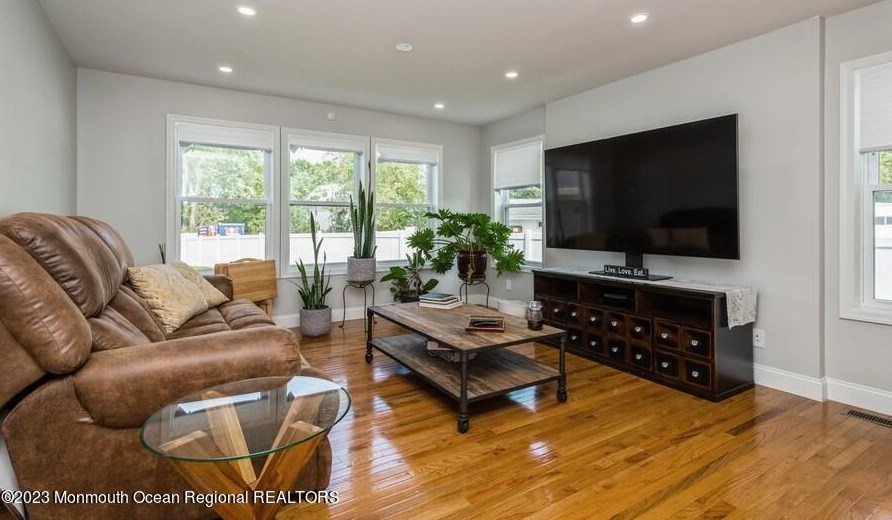 44 Amboy Rd, Matawan NJ  07747-6814 exterior