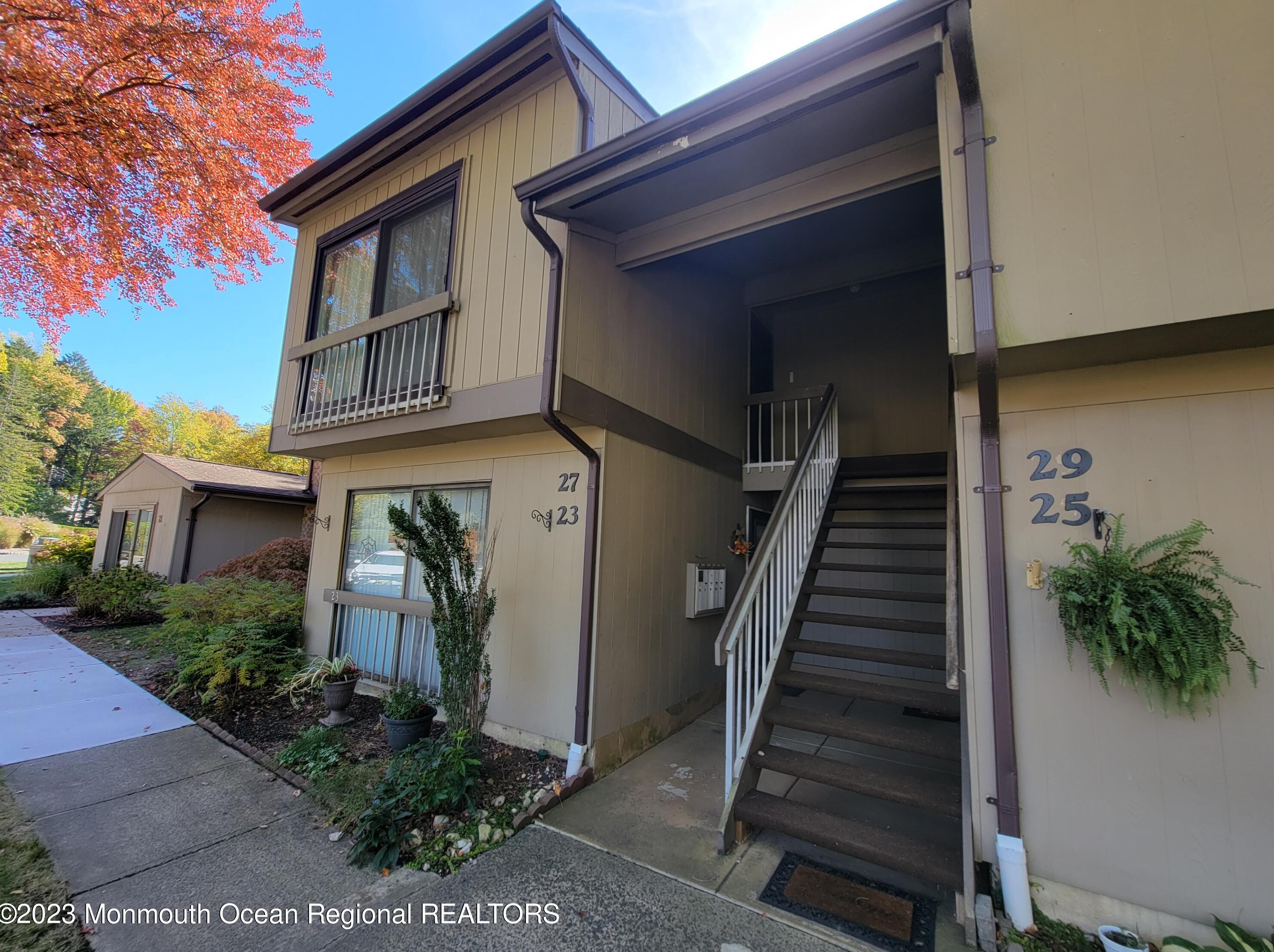 27 Lexington Ct, Tinton Falls, NJ 07701