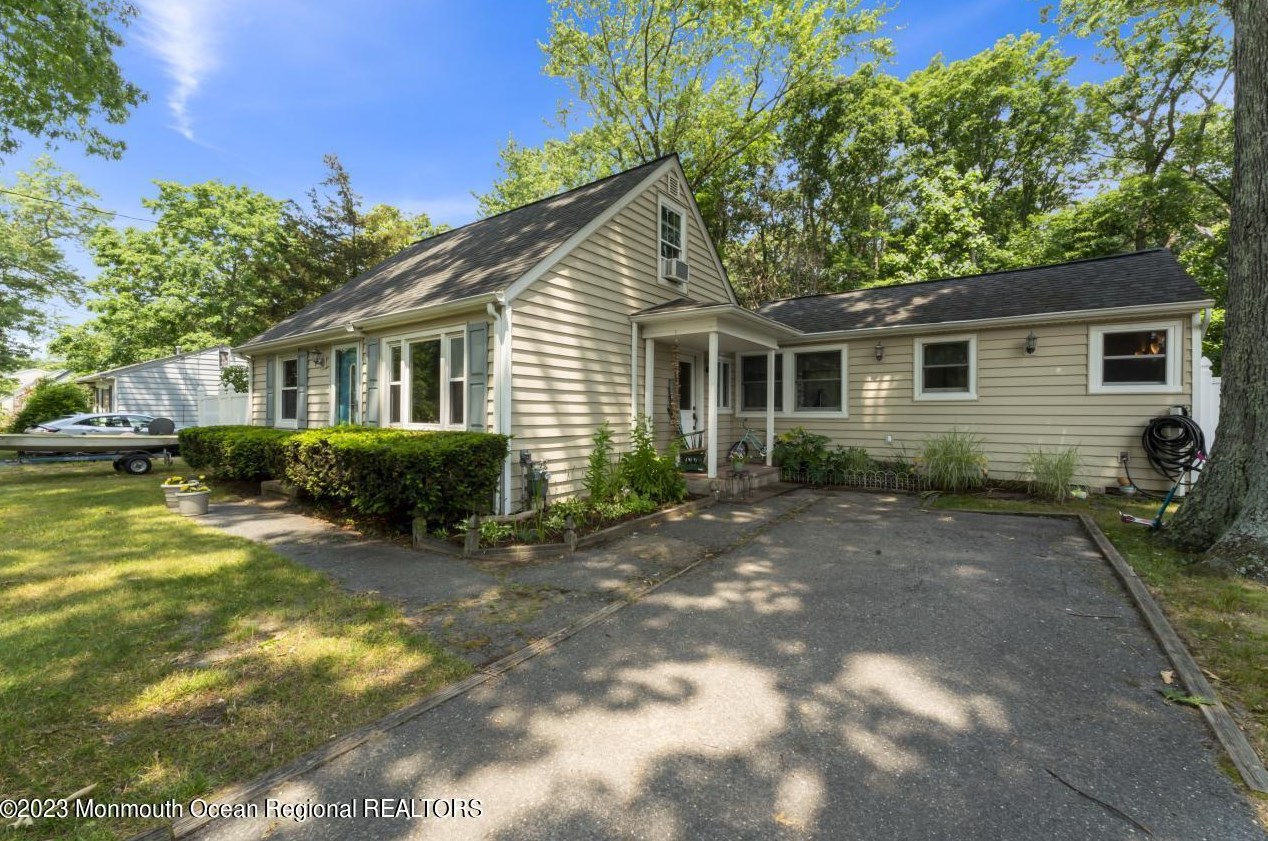439 Shady Ln, Wall Township, NJ 07731-1918