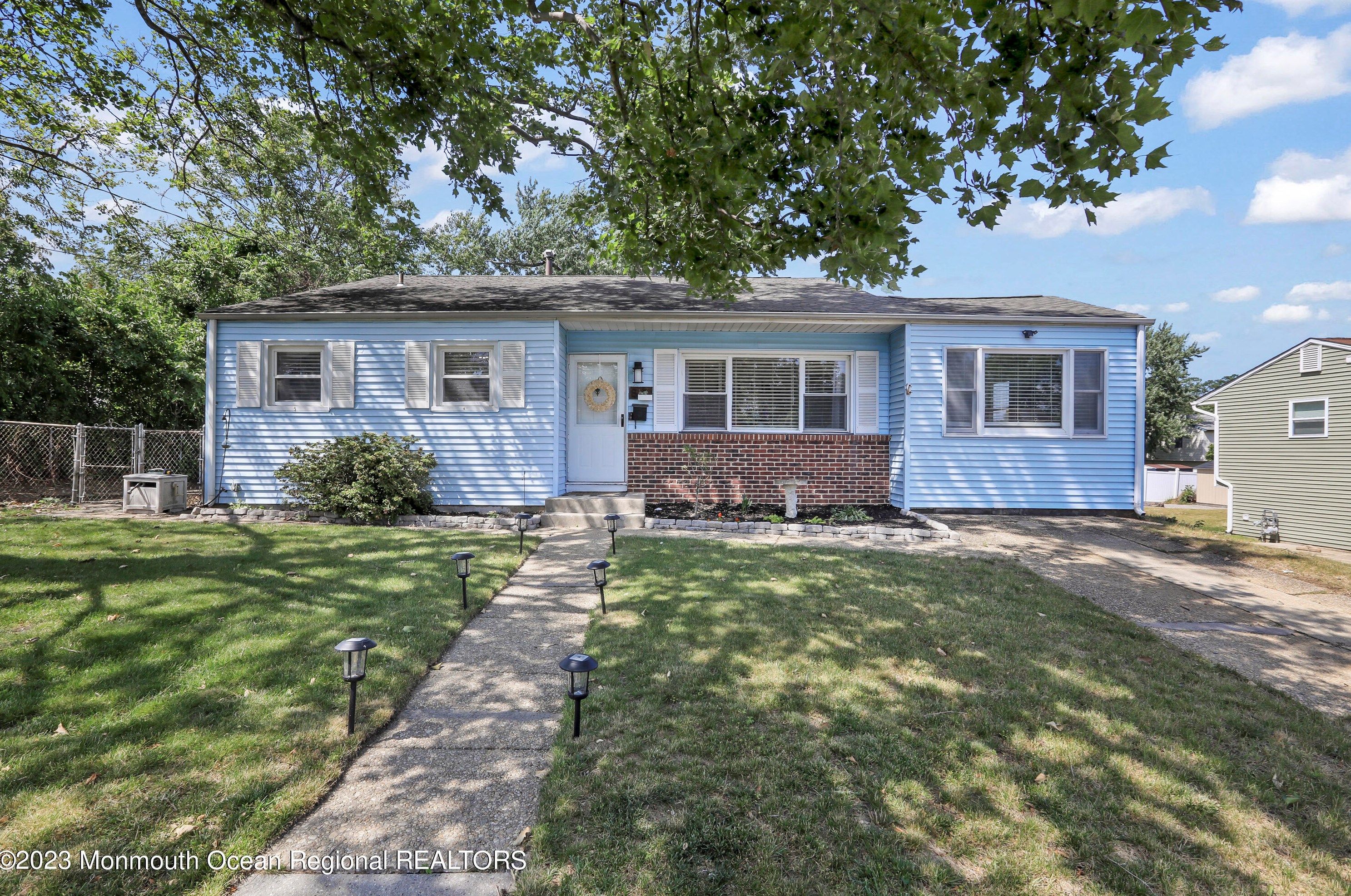 8 Oakwood Dr, Hazlet, NJ 07730