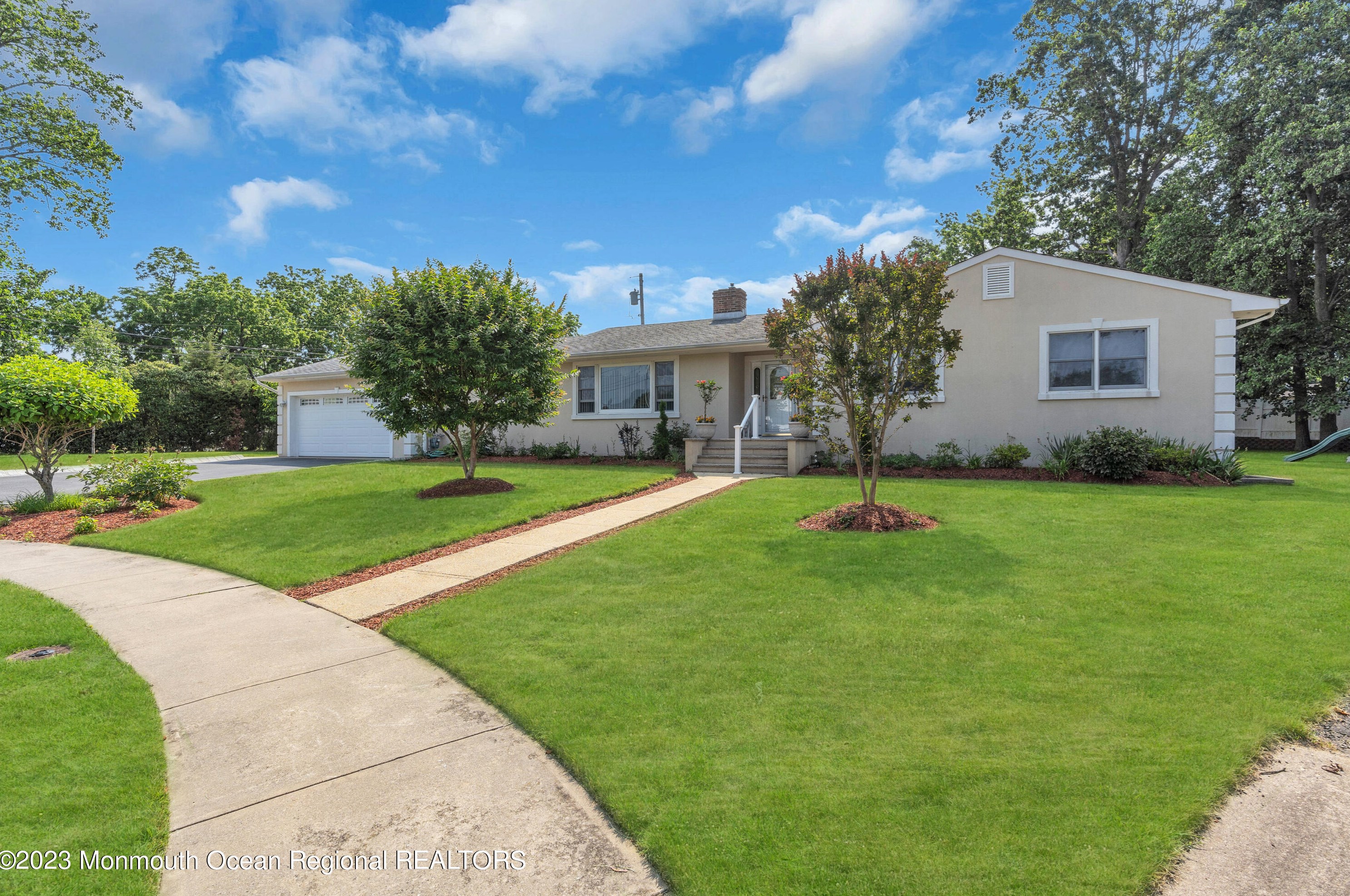 10 Abis Pl, Oakhurst, NJ 07755