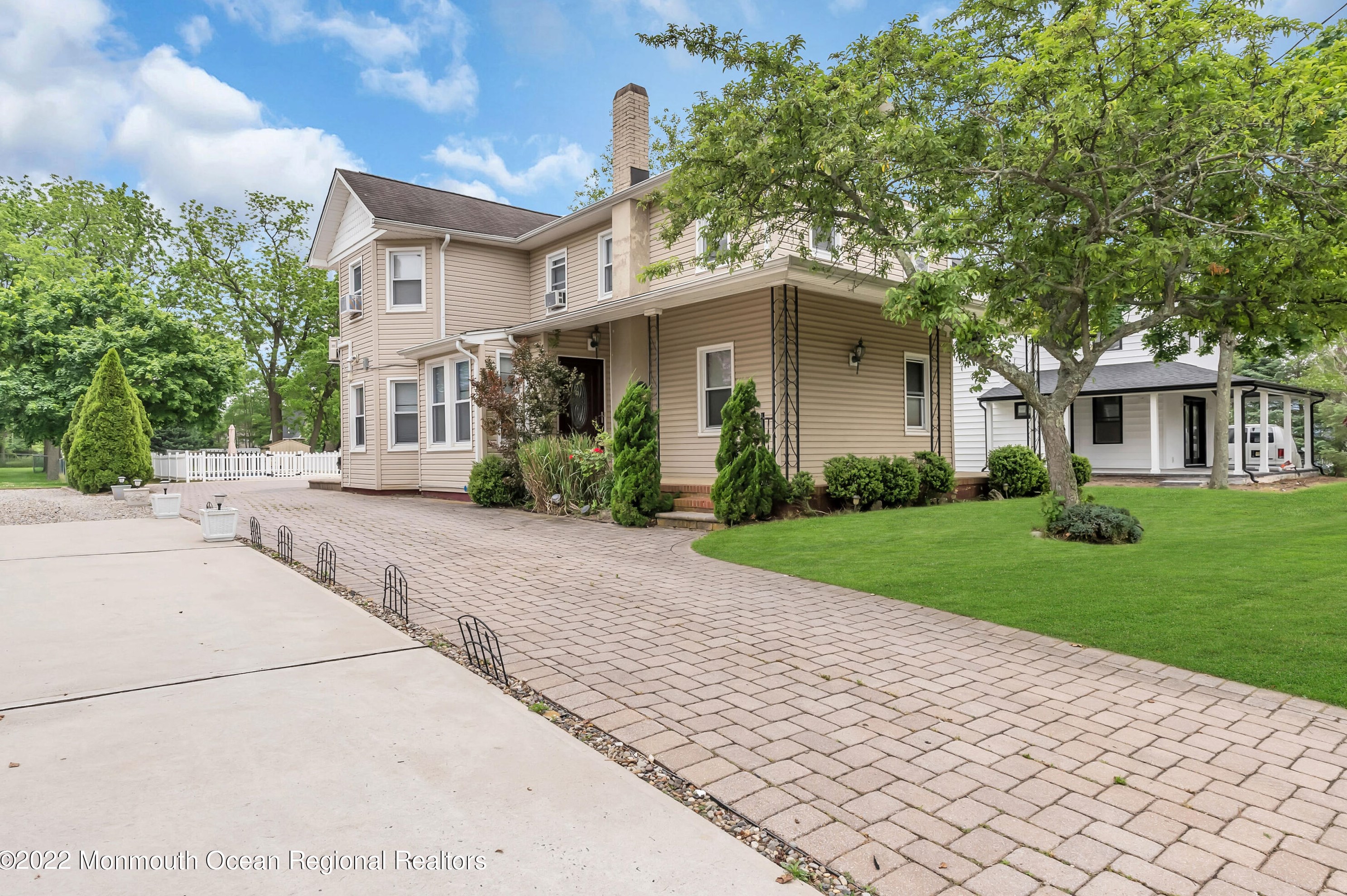 370 Park Ave, Oakhurst NJ  07755-1245 exterior