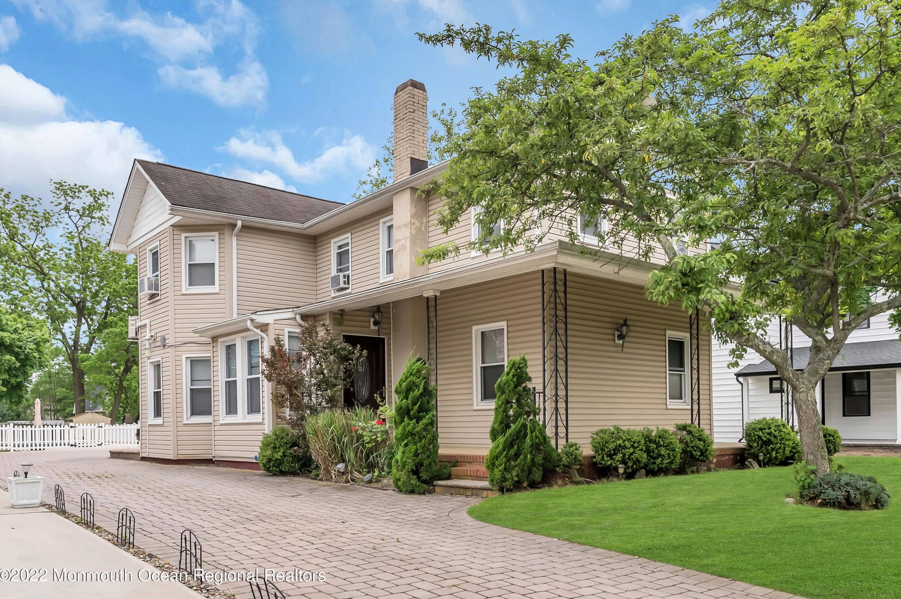 370 Park Ave, Oakhurst NJ  07755-1245 exterior