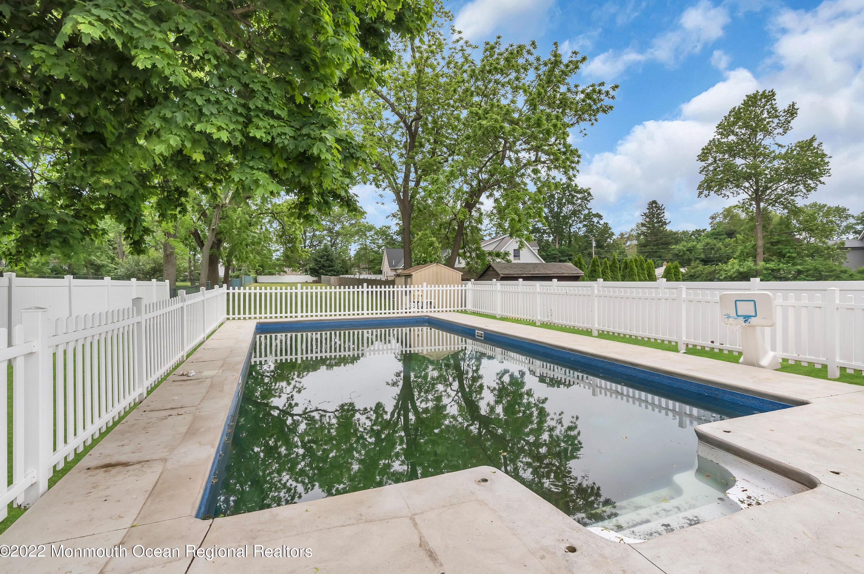 370 Park Ave, Oakhurst NJ  07755-1245 exterior