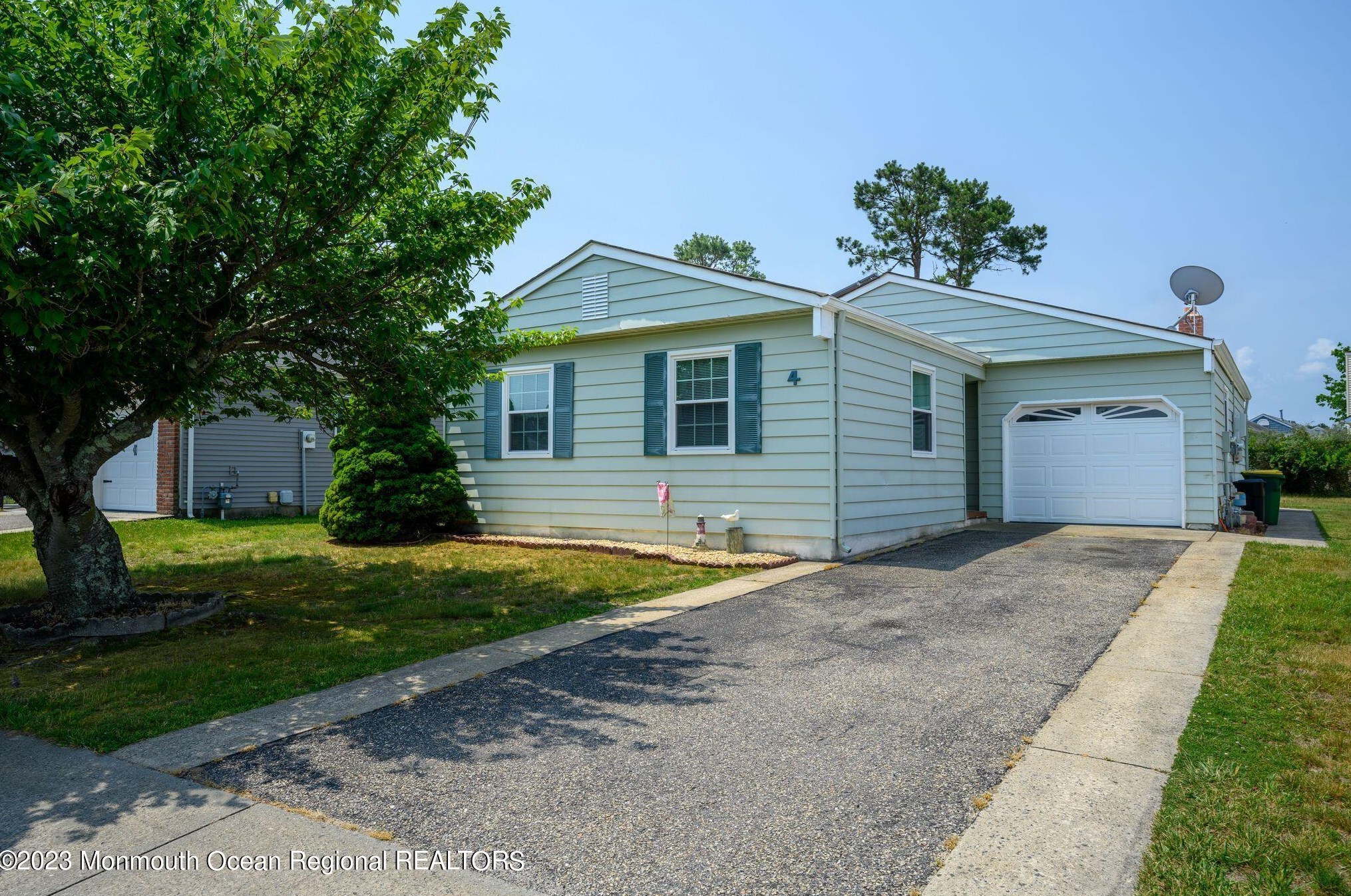 4 Leighton Ct, Toms River, NJ 08757