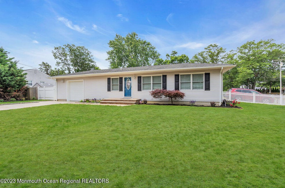 307 Newark Dr, Bricktown, NJ 08724