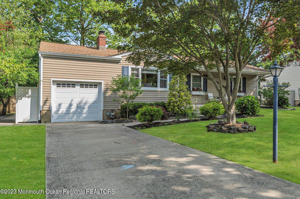 10 Blossom Cir E, Middletown, NJ 07748