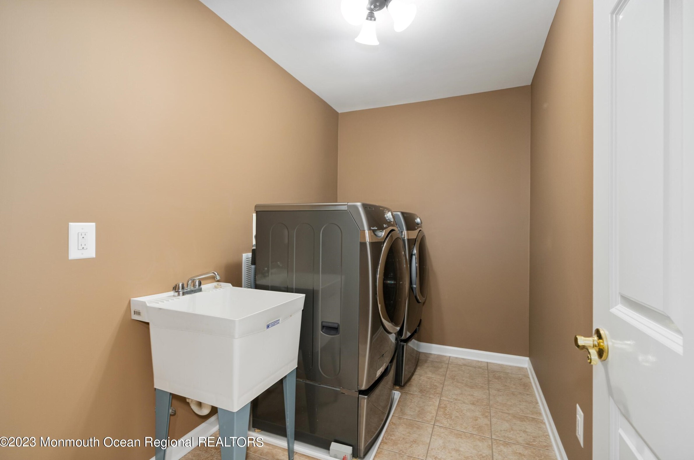 496 Ridgedale Ave, East Hanover NJ  07936-3006 exterior