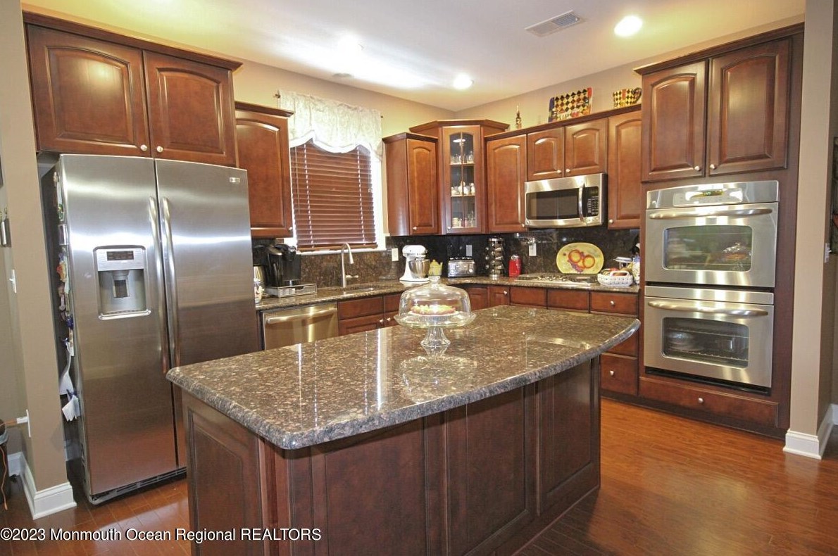 175 Wintergreen Dr, Millstone Township, NJ 07726-6006