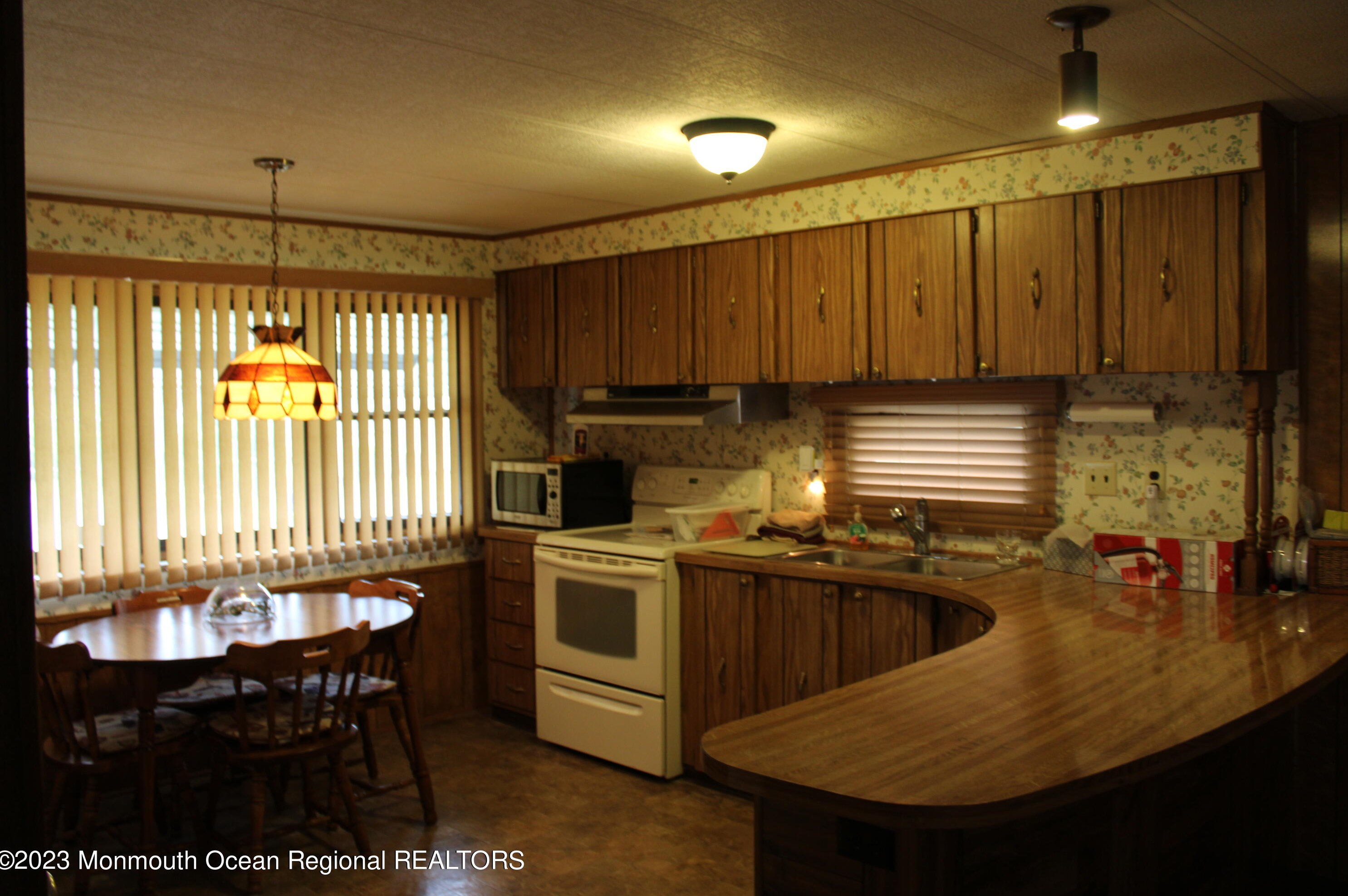 63 Eagle Dr, Lakehurst, NJ 08759