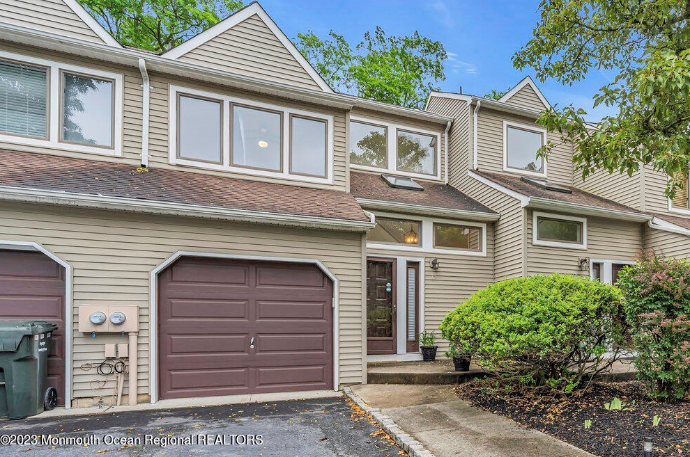 17 Oak Mews Ct, Tinton Falls, NJ 07712