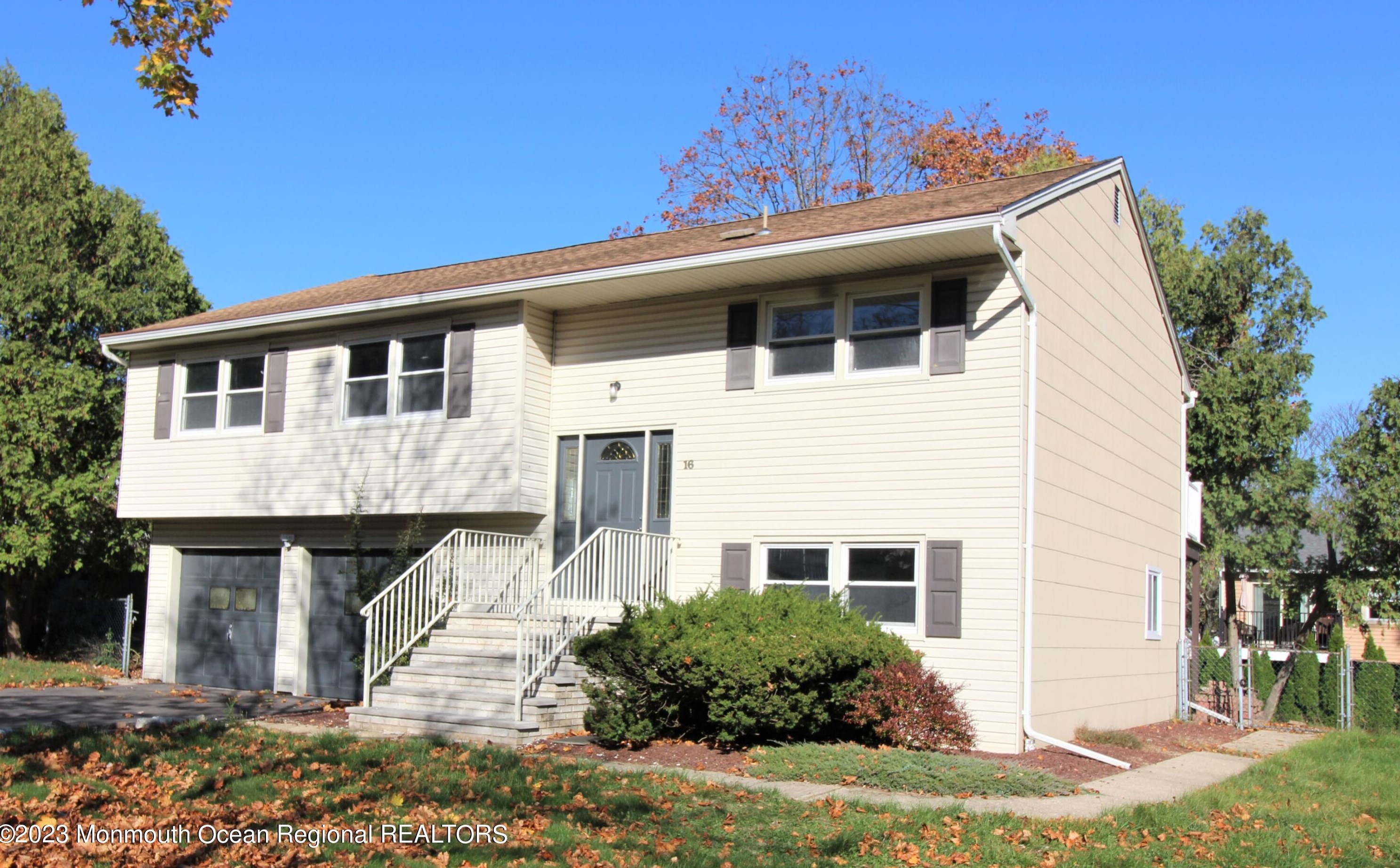 16 Poet Dr, Matawan, NJ 07747-3415