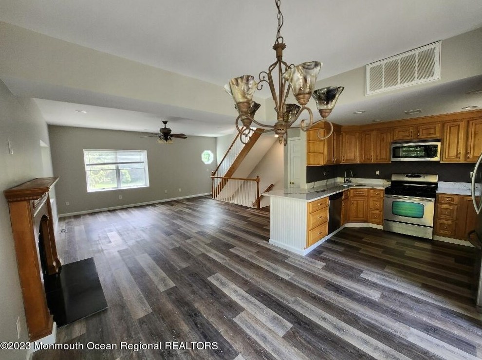 28 Melrose Dr, Toms River, NJ 08753-7653