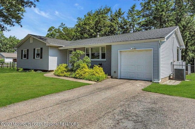 34 Oak Leaf Ln, Toms River, NJ 08755-5155