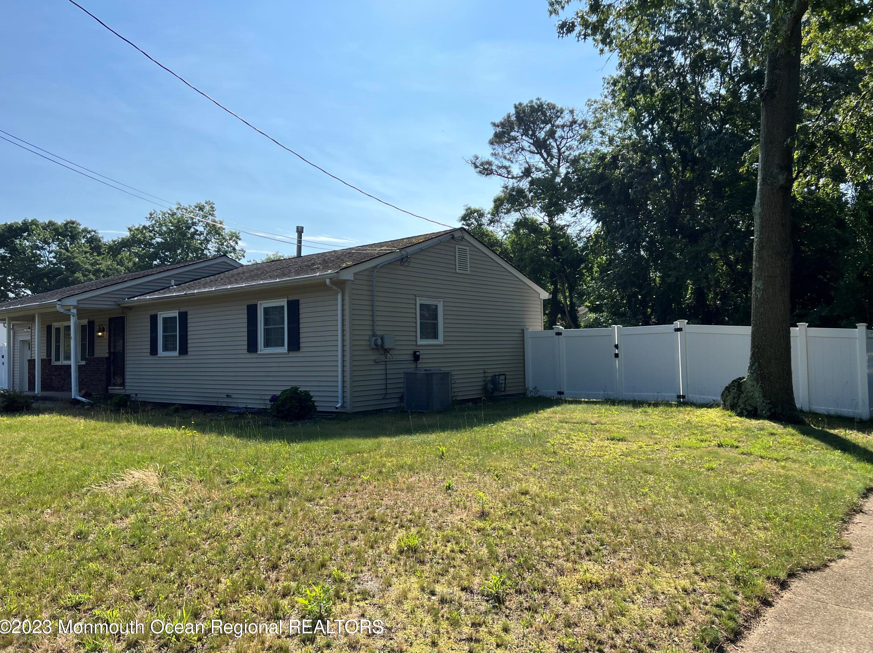 31 Holly Ct, Bricktown, NJ 08723
