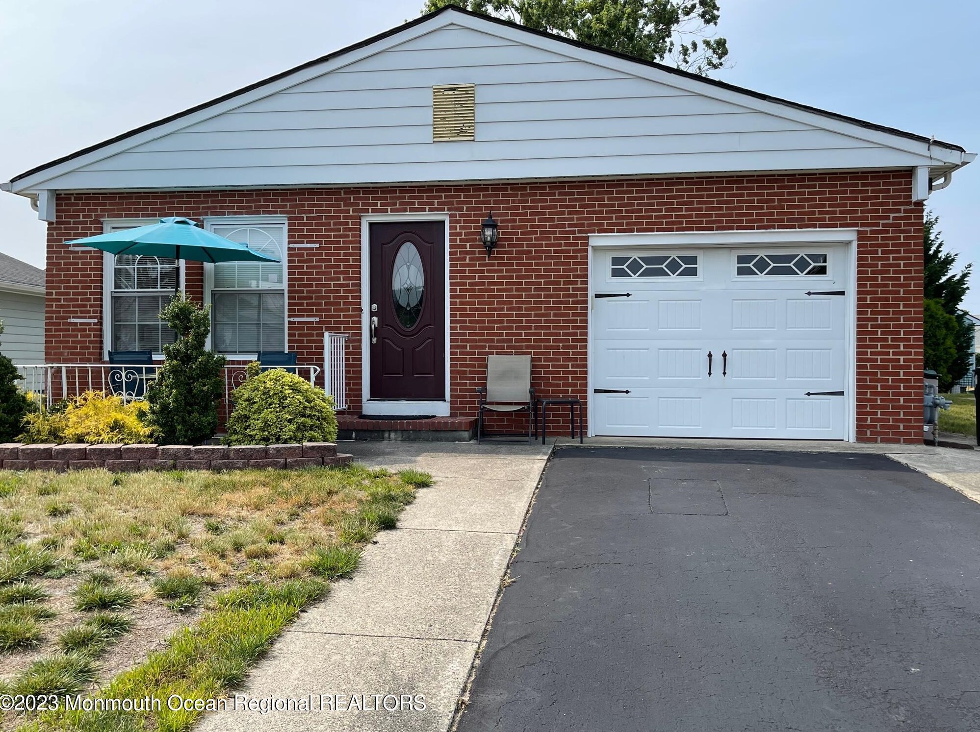 40 Woodstock Dr, Toms River, NJ 08757