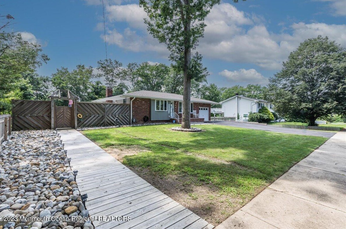 76 Green Dr, Toms River, NJ 08755-4059