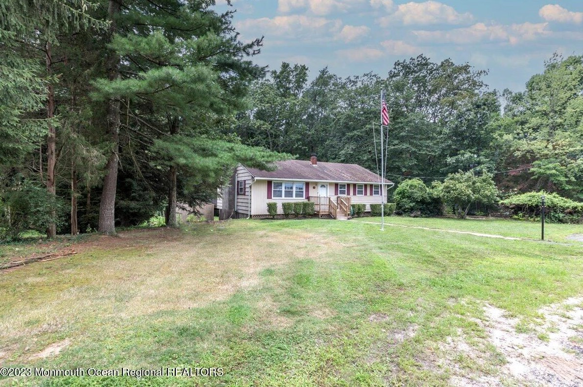 11 Laurel Ln, Millstone Township, NJ 07726-8424