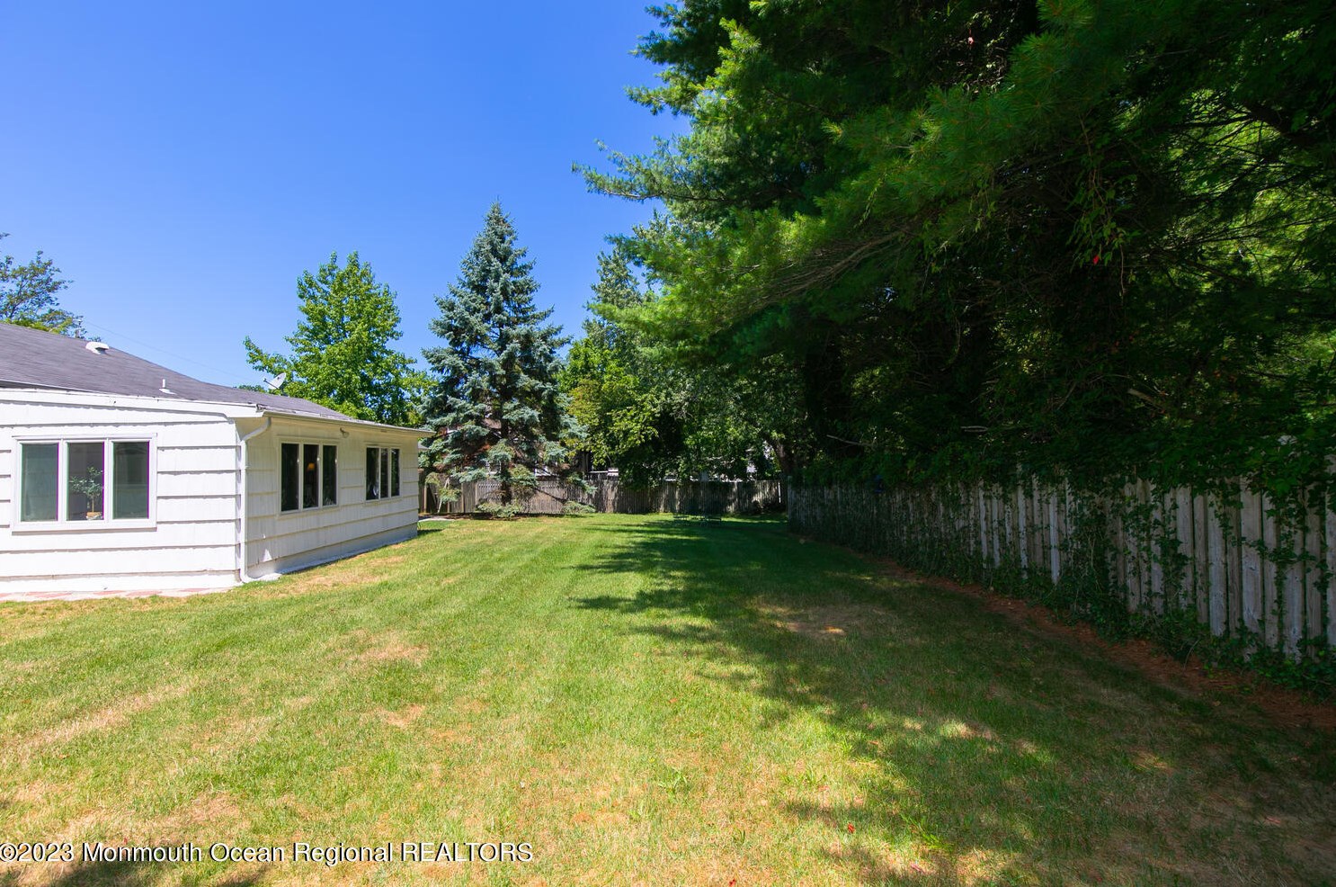 9 Wallace Ave, Oakhurst NJ 07755-1212 exterior