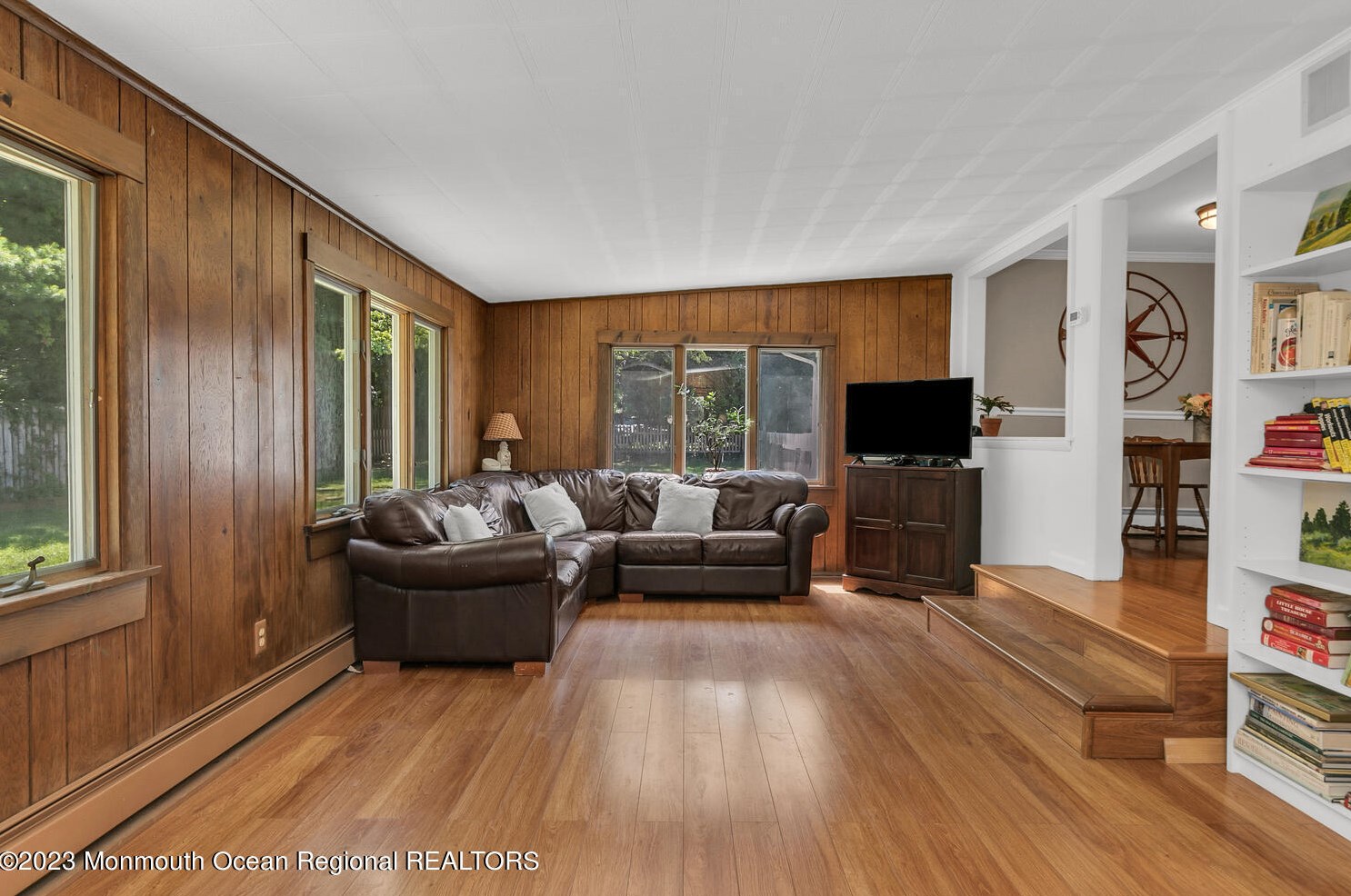 9 Wallace Ave, Oakhurst NJ 07755-1212 exterior