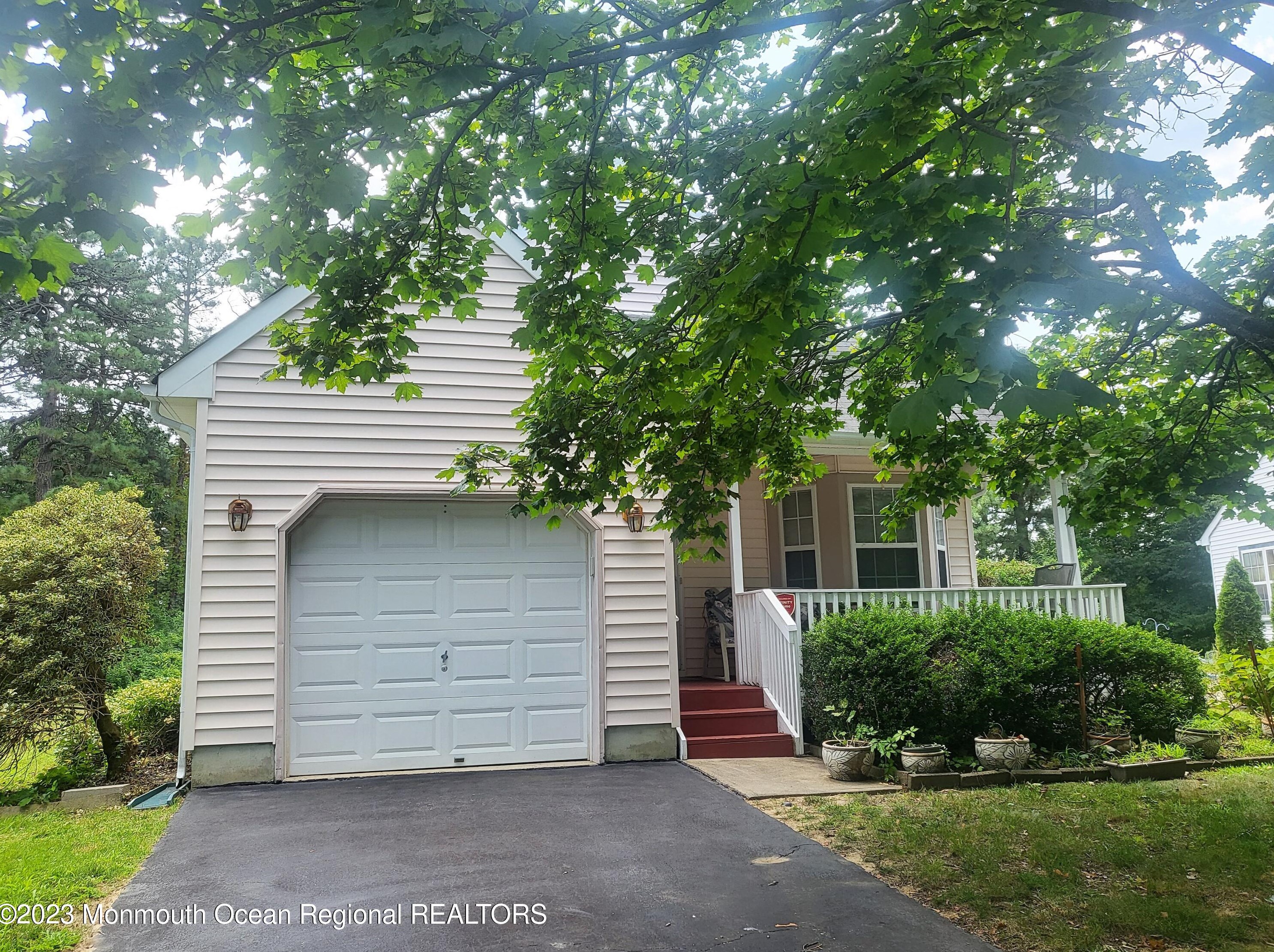 2301 Mount Hood Ln, Toms River, NJ 08753-1528