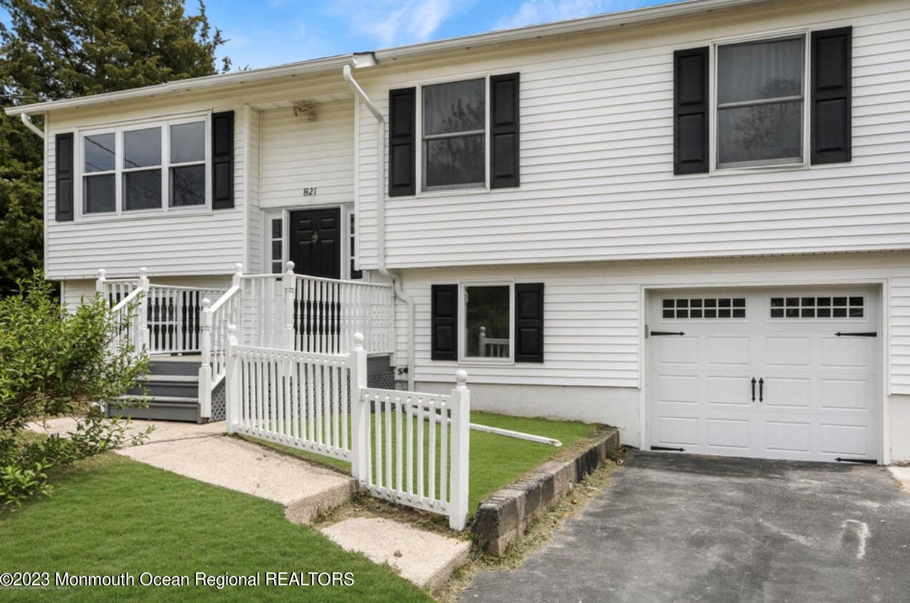821 Holiday Ct, Toms River, NJ 08753