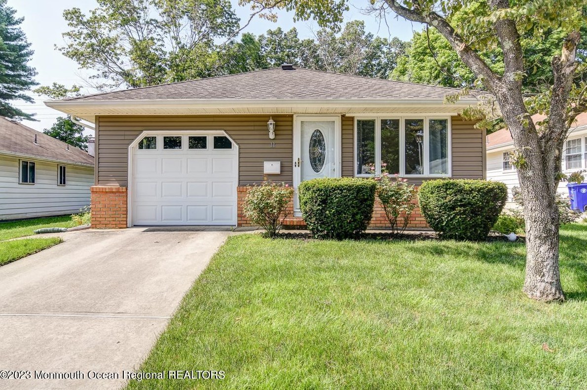 11 Mount Rushmore Dr, Toms River, NJ 08753-1425