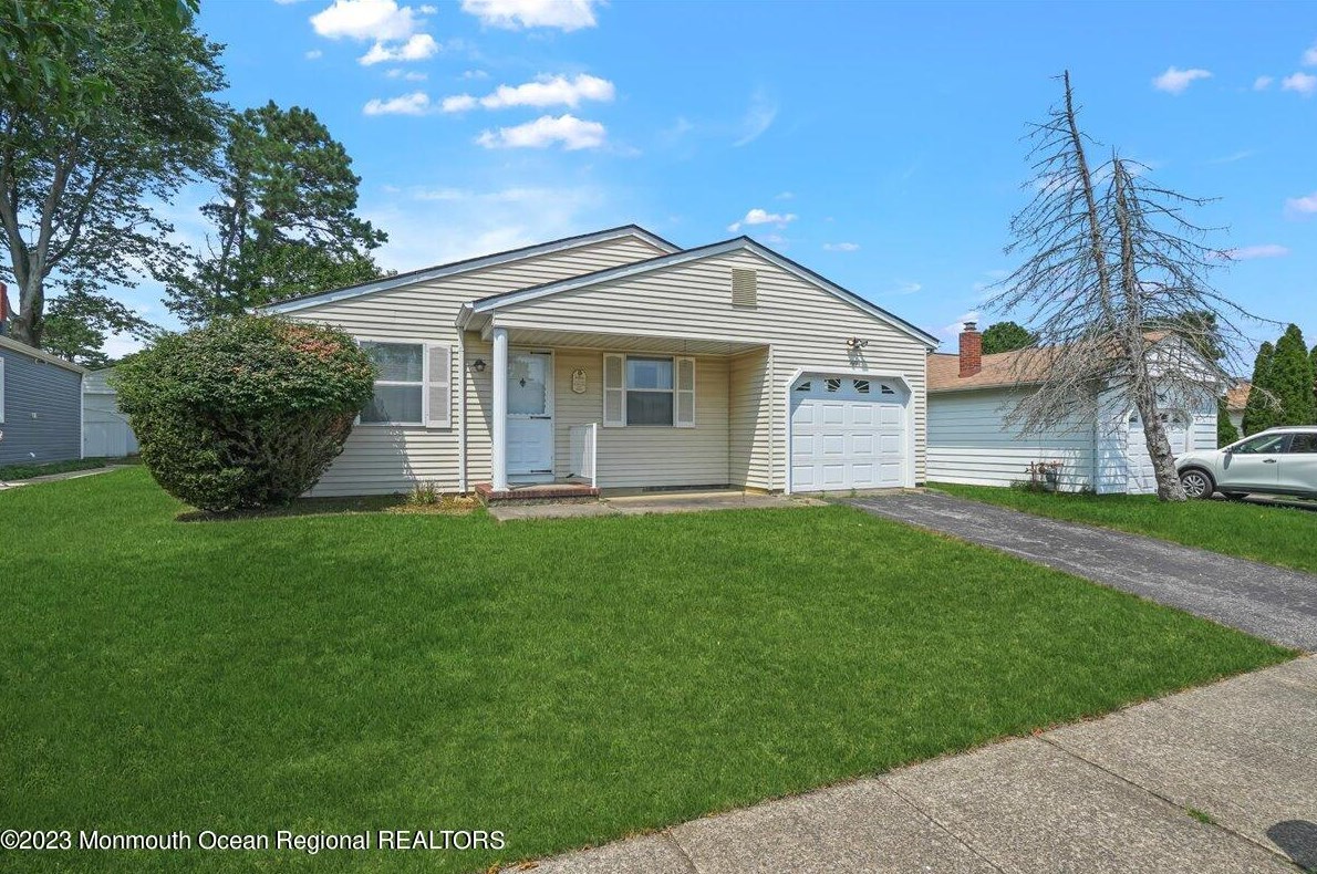 50 Sabinas St, Toms River, NJ 08757-6154