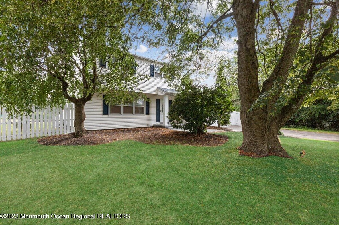 10 Holiday Rd, Millstone Township, NJ 07726-2710