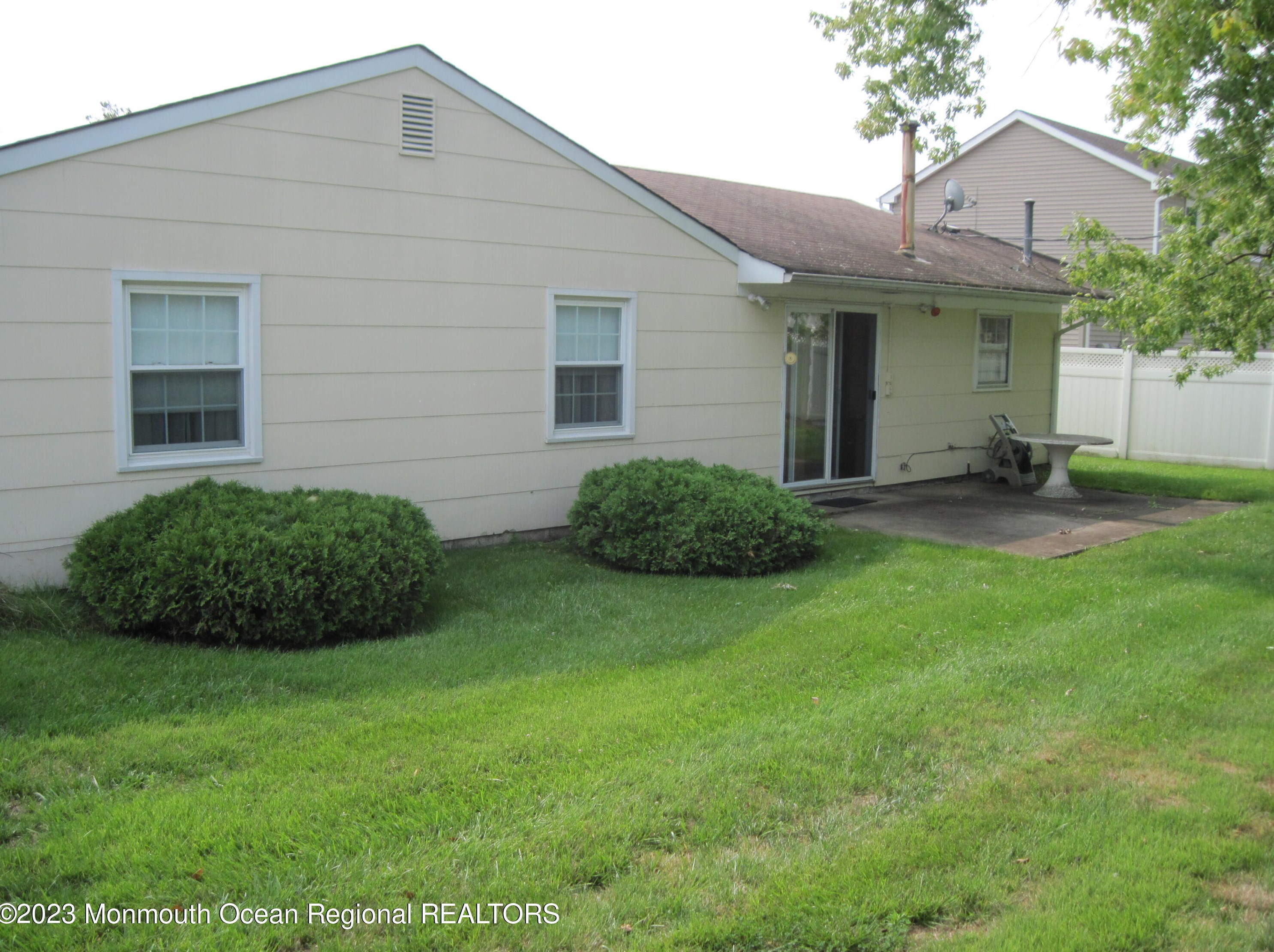 93 Avondale Ln, Matawan NJ 07747-1239 exterior