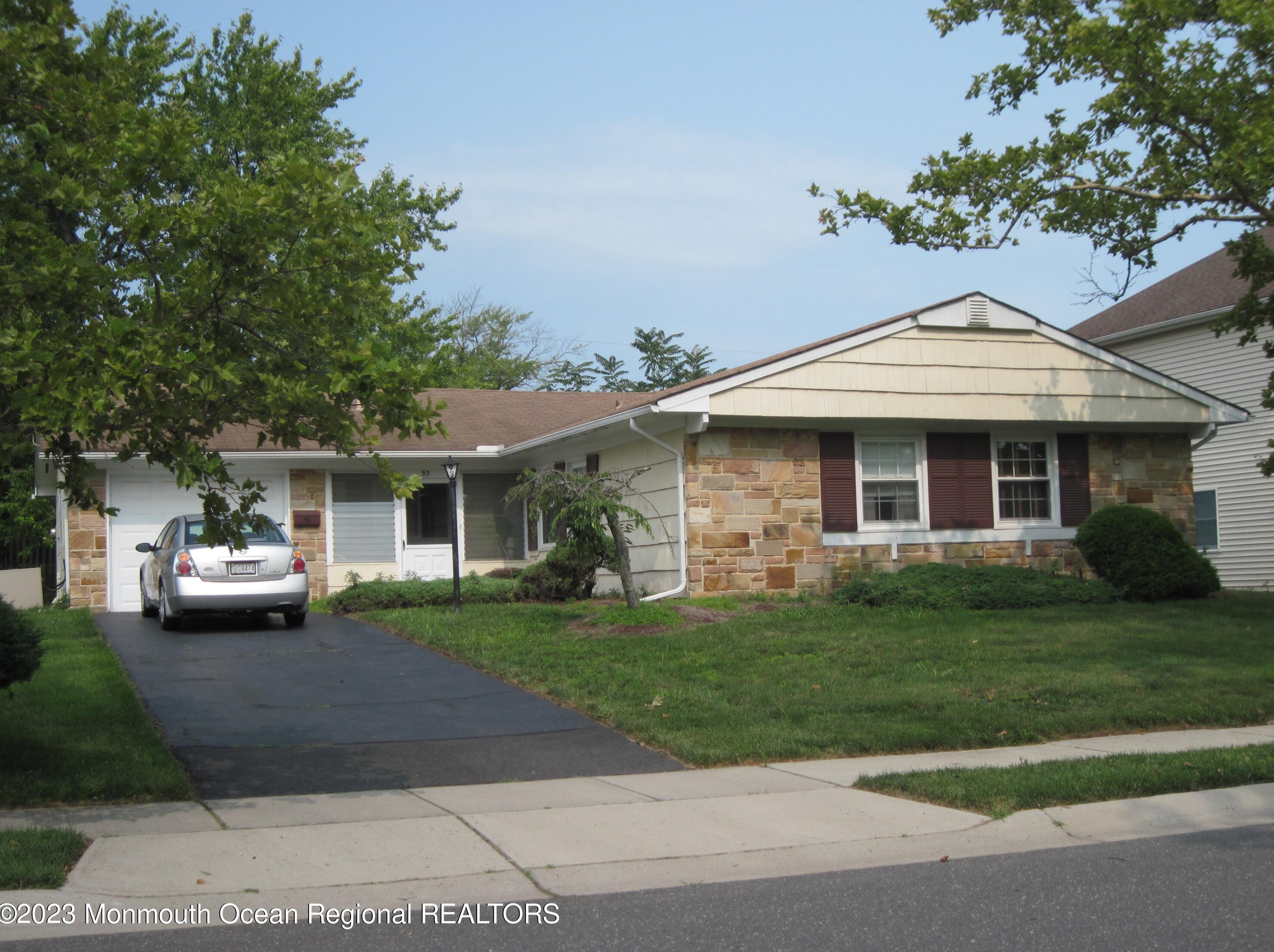 93 Avondale Ln, Matawan, NJ 07747-1239
