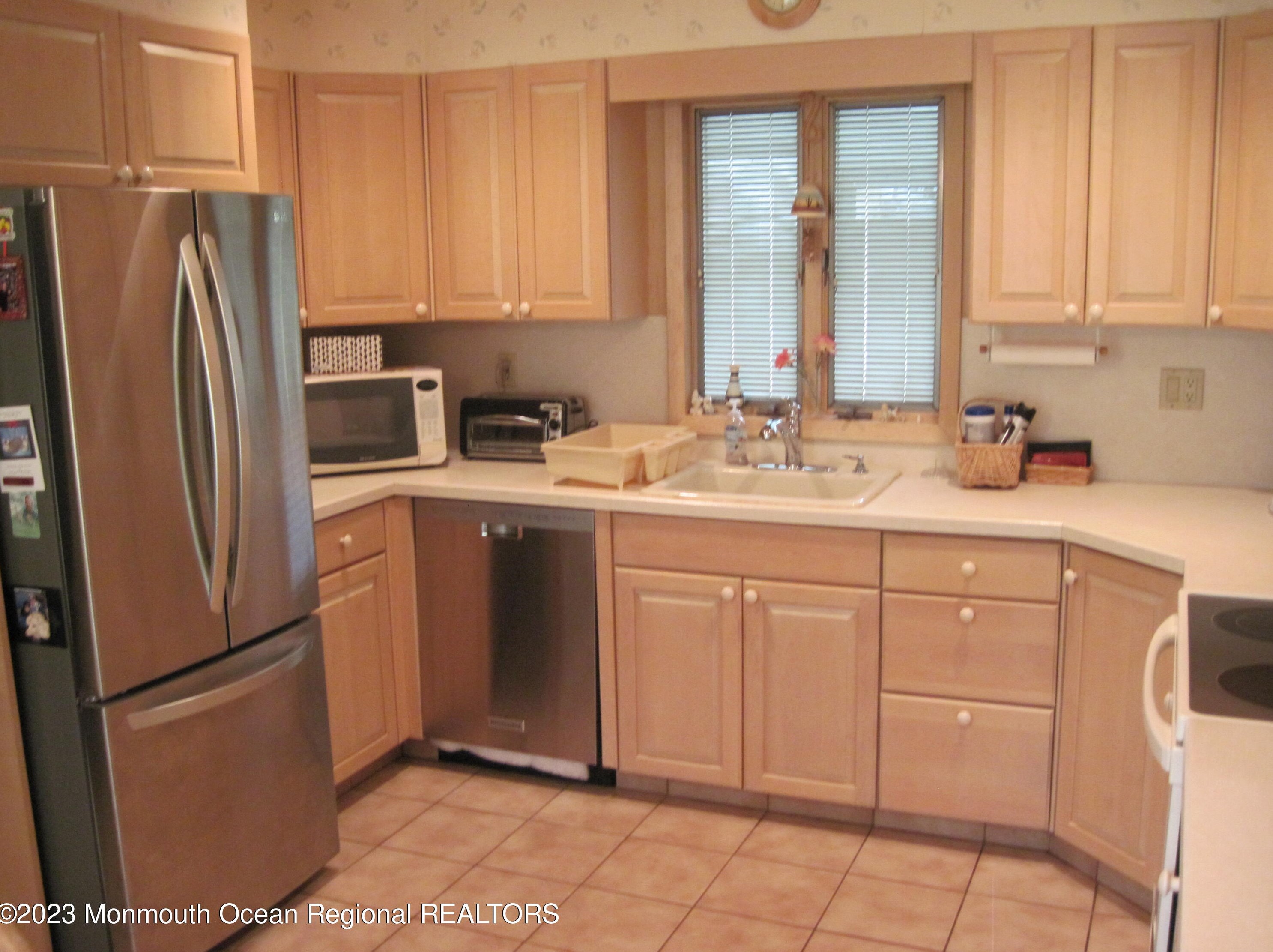 93 Avondale Ln, Matawan NJ 07747-1239 exterior