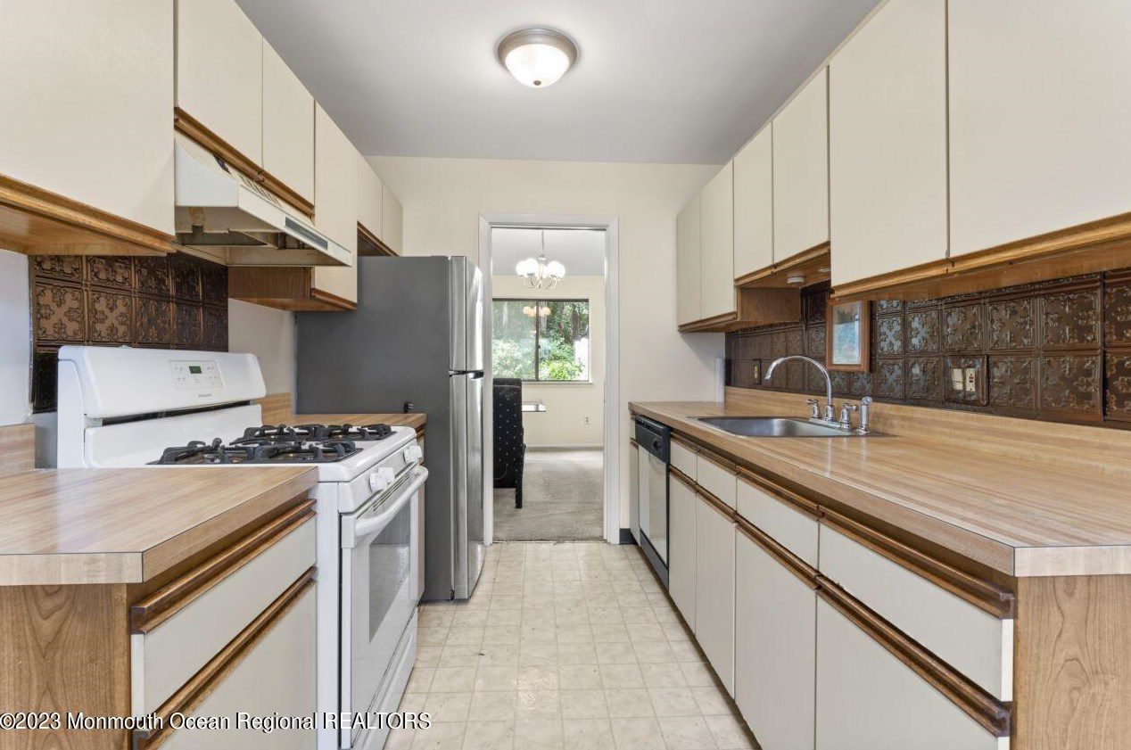 20 Gloria Ct, Tinton Falls, NJ 07724