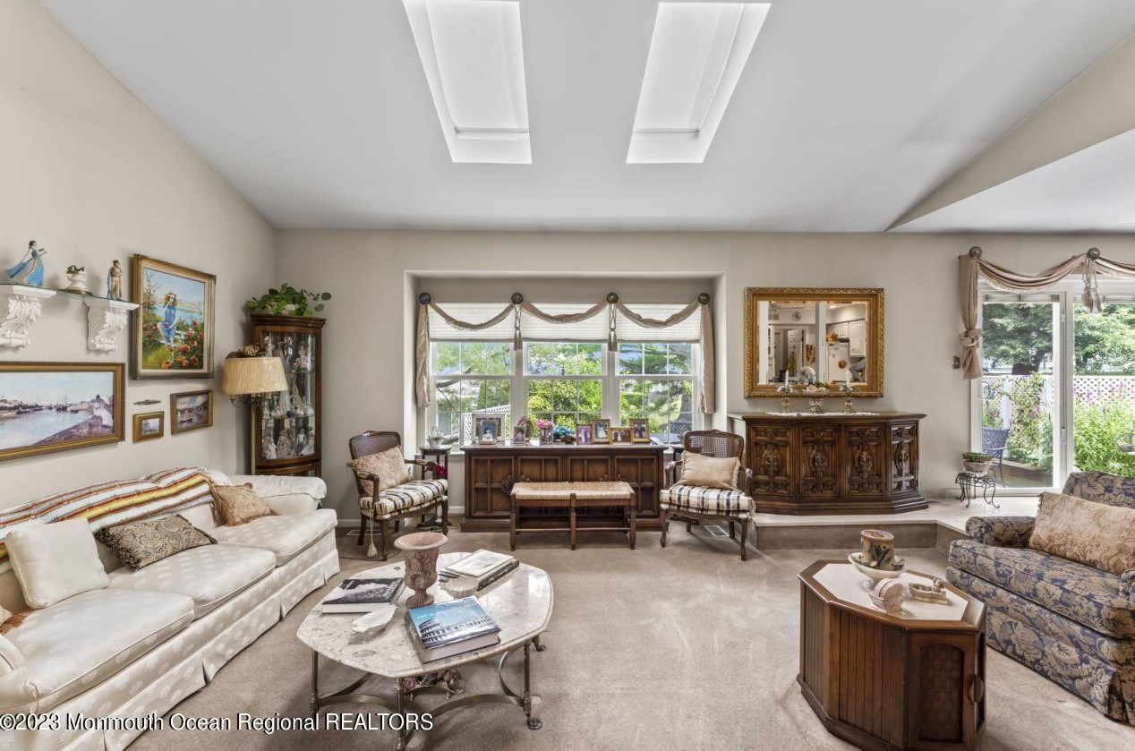 11 Oak Ln, Tinton Falls, NJ 07724