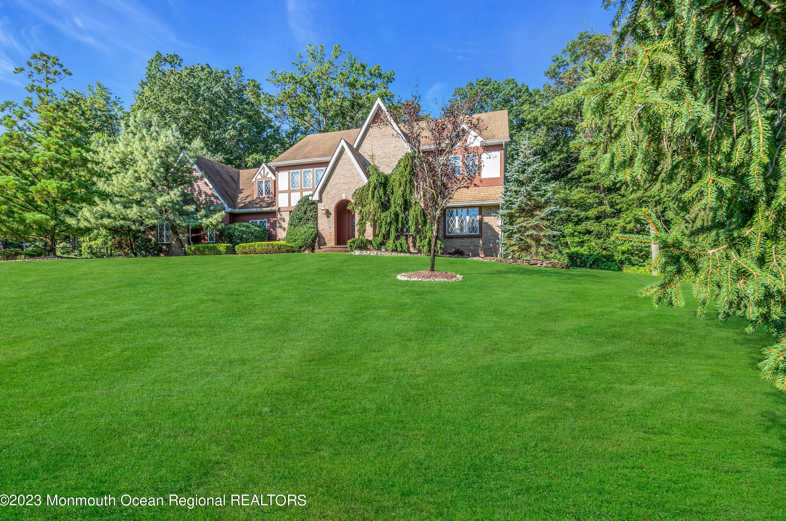 23 Cloverhill Ln, East Freehold, NJ 07728