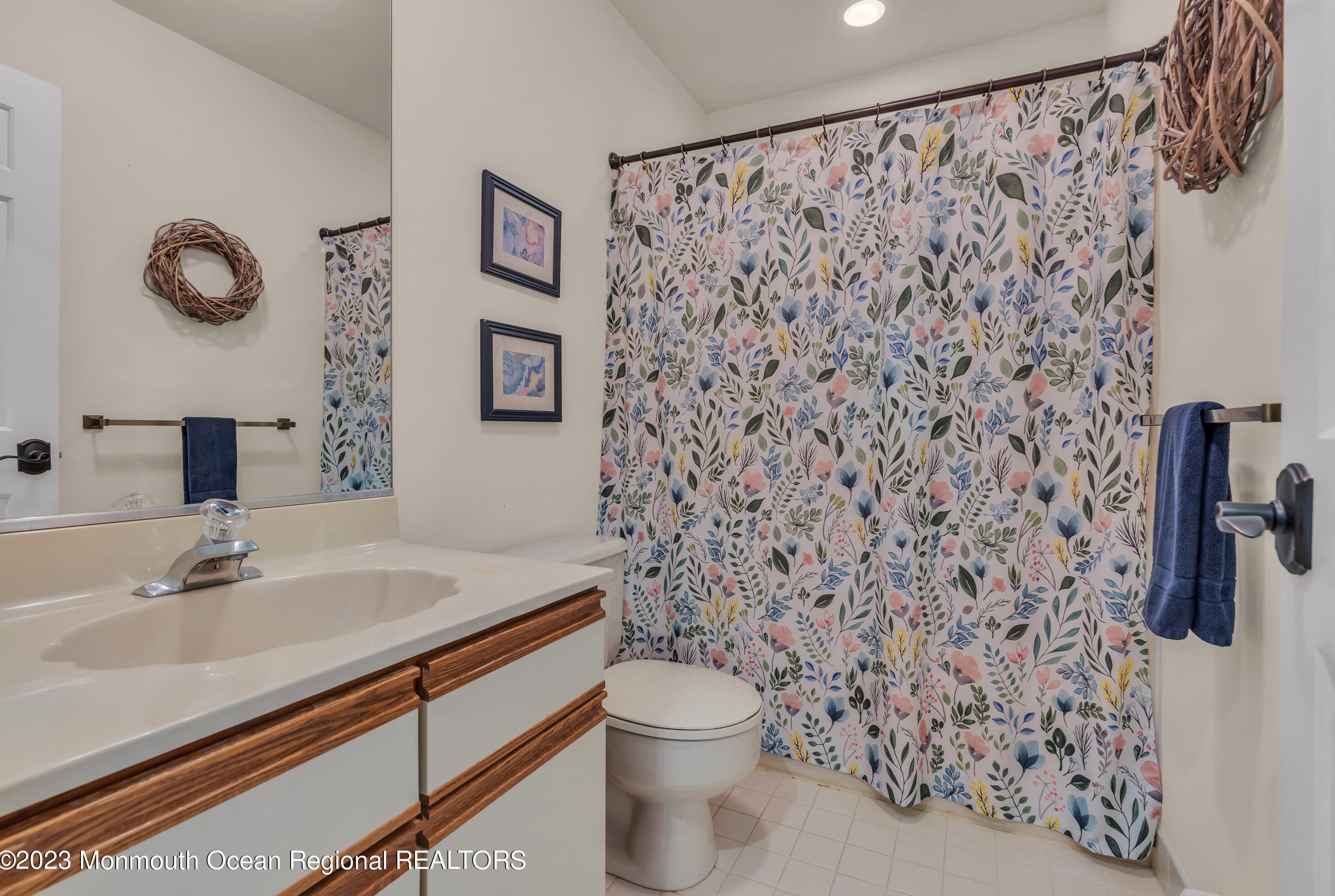 1 Marie Elaine Ct, Oakhurst NJ 07755-1483 exterior