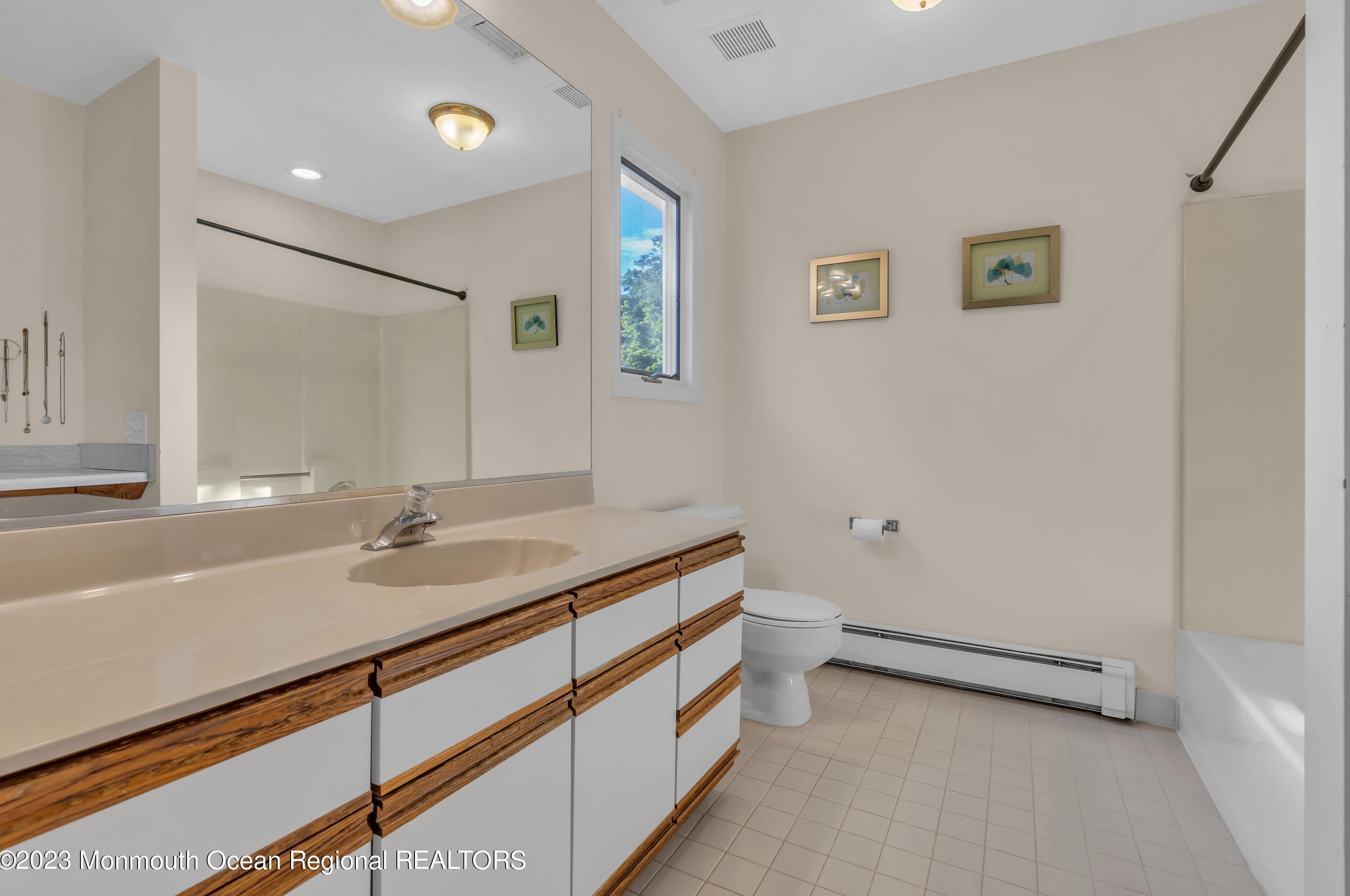 1 Marie Elaine Ct, Oakhurst NJ 07755-1483 exterior