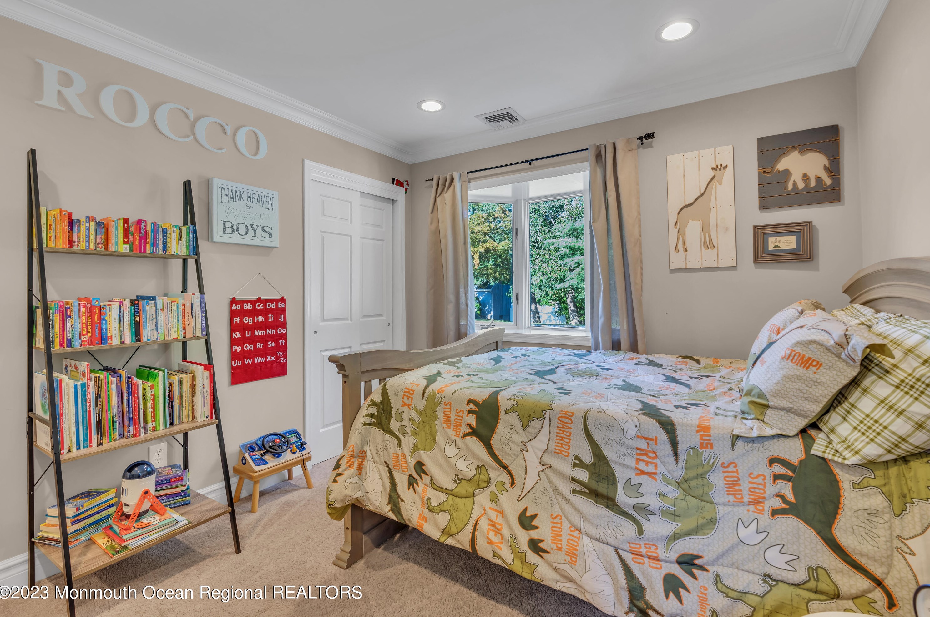 1 Marie Elaine Ct, Oakhurst NJ 07755-1483 exterior