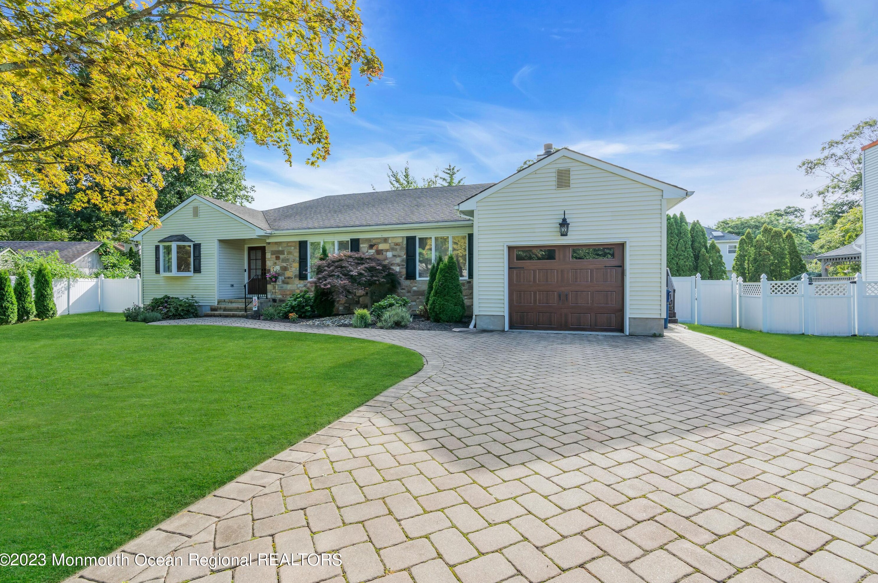 1 Marie Elaine Ct, Oakhurst, NJ 07755-1483