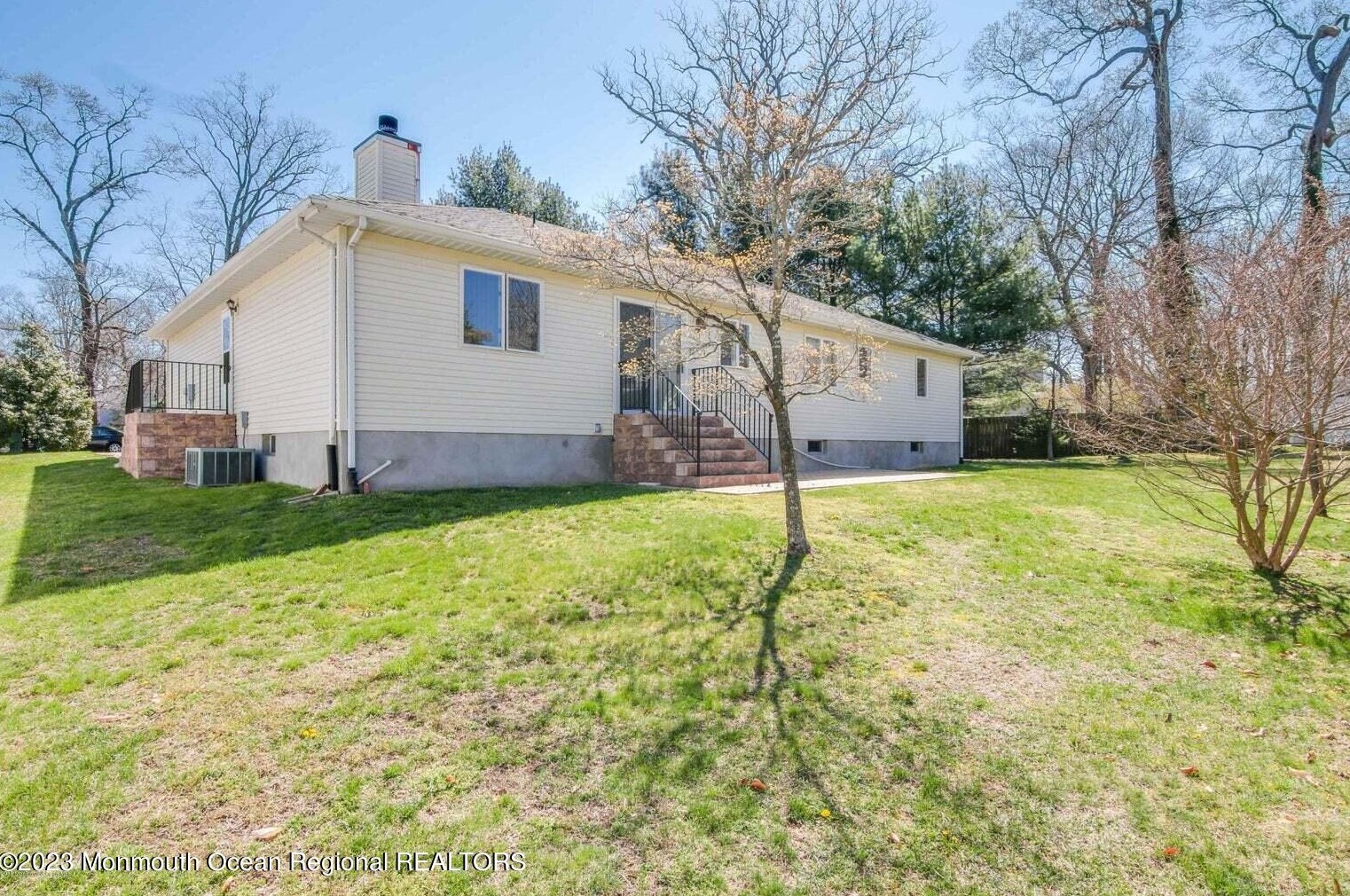 1 Marie Elaine Ct, Oakhurst NJ 07755-1483 exterior