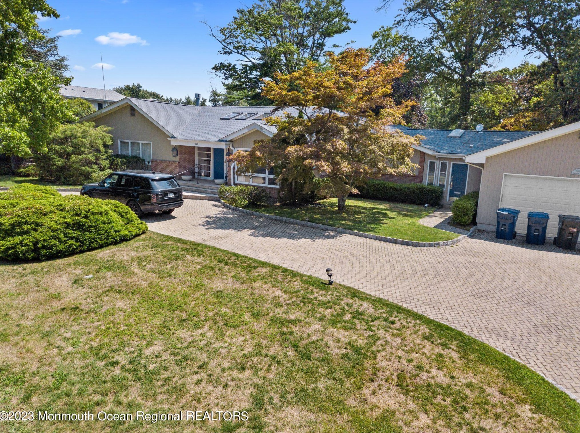 208 Maplewood Ave, Oakhurst, NJ 07755-1618