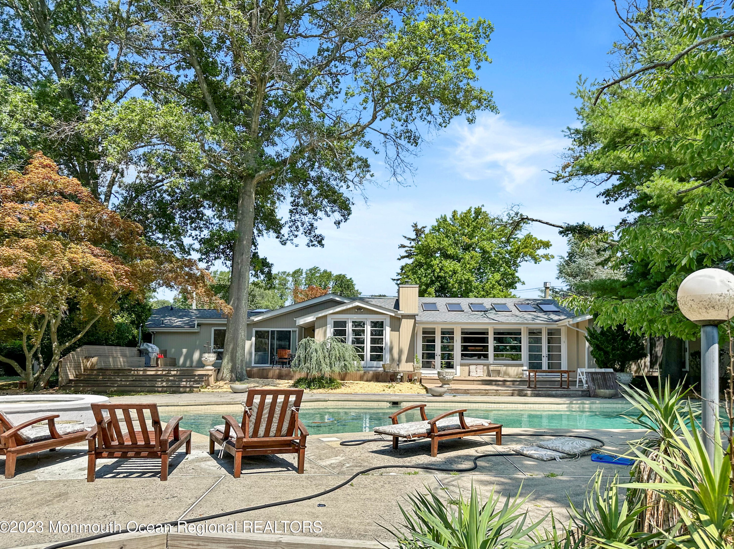 208 Maplewood Ave, Oakhurst NJ 07755-1618 exterior