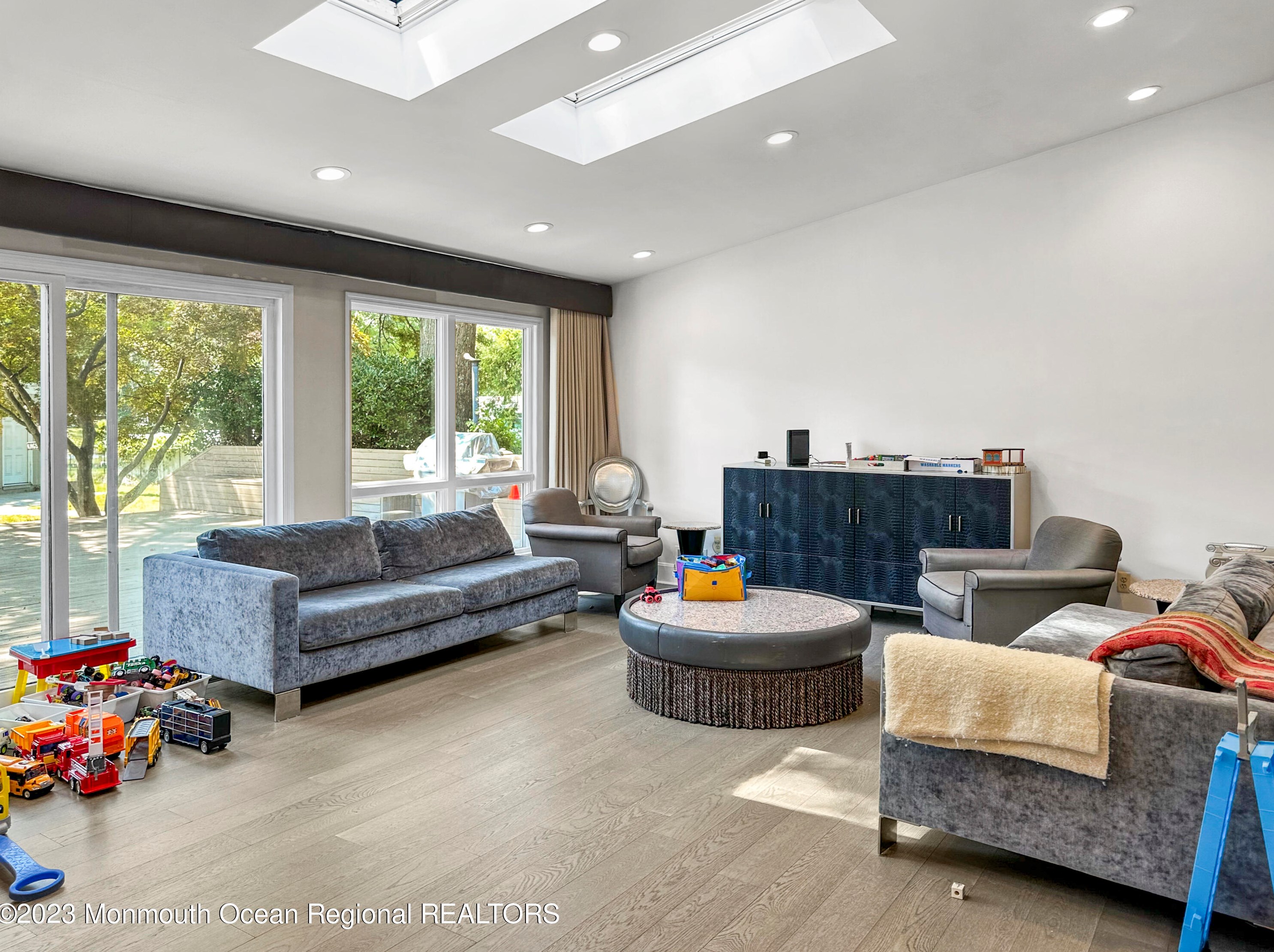 208 Maplewood Ave, Oakhurst NJ 07755-1618 exterior