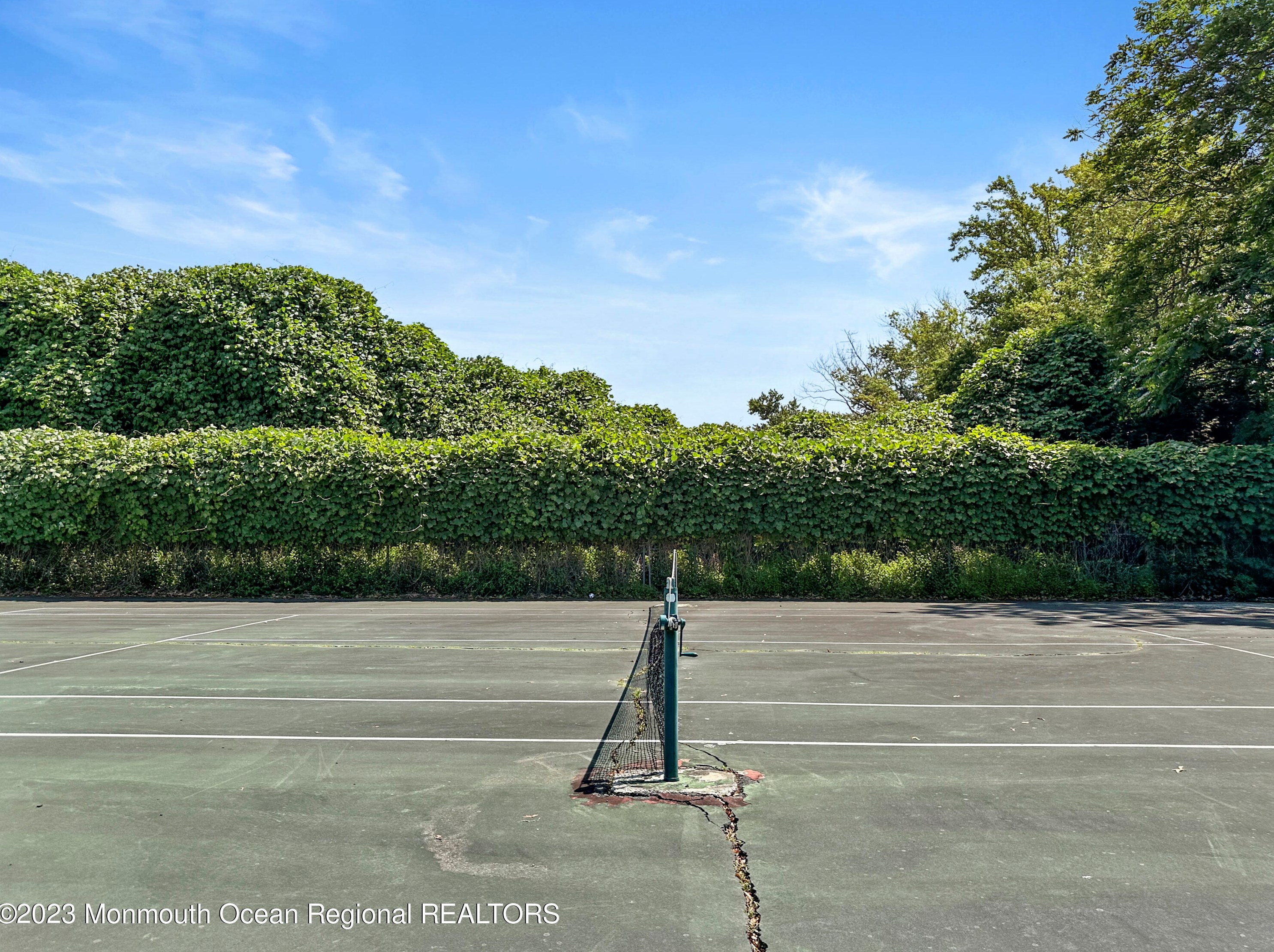 208 Maplewood Ave, Oakhurst NJ 07755-1618 exterior