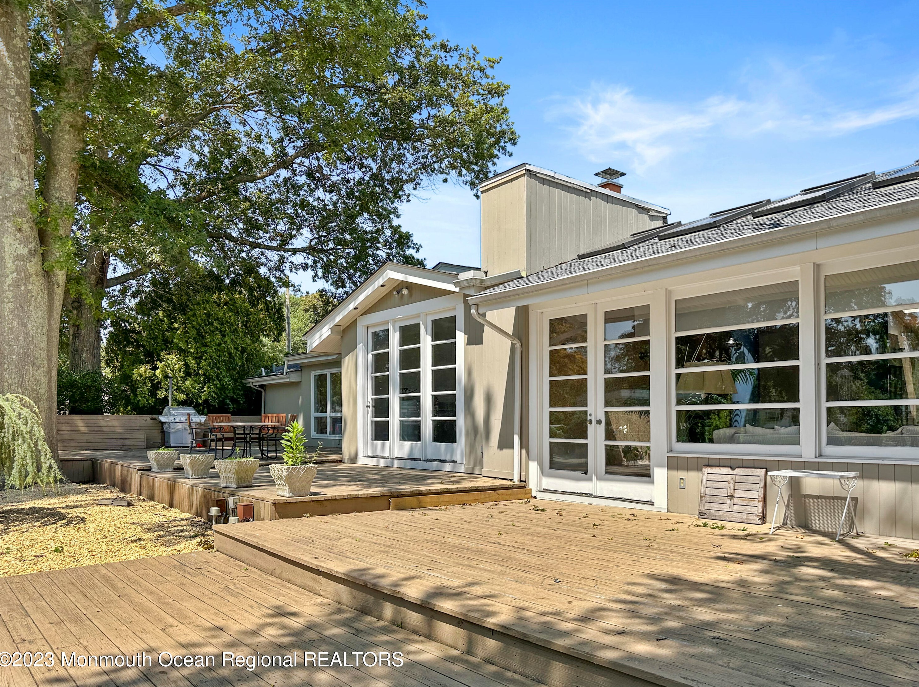 208 Maplewood Ave, Oakhurst NJ 07755-1618 exterior