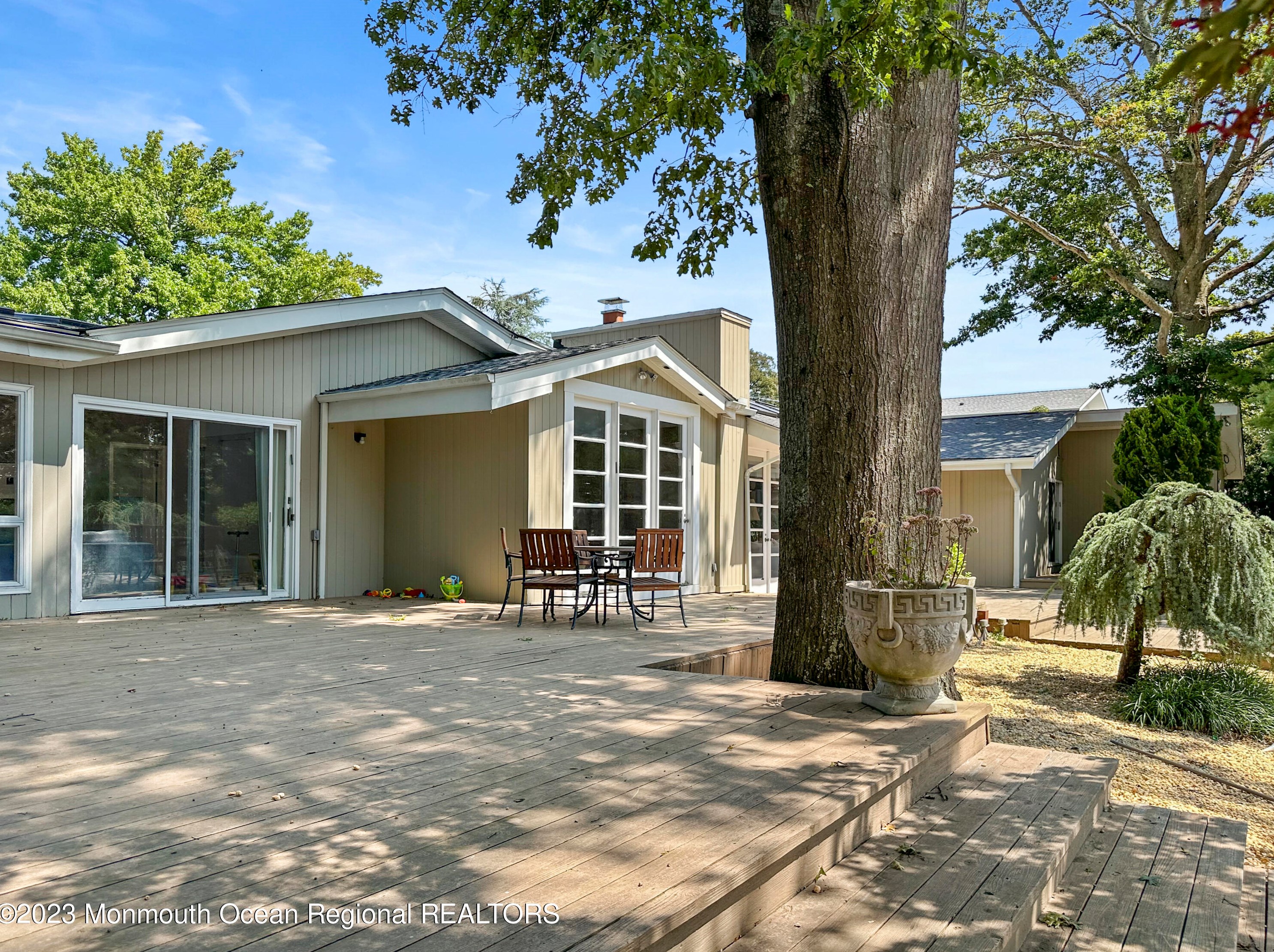 208 Maplewood Ave, Oakhurst NJ 07755-1618 exterior