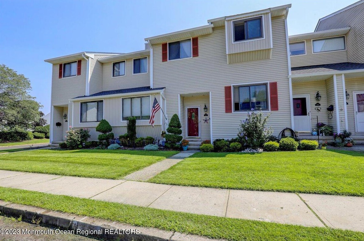 367 Middlewood Rd, Middletown, NJ 07748
