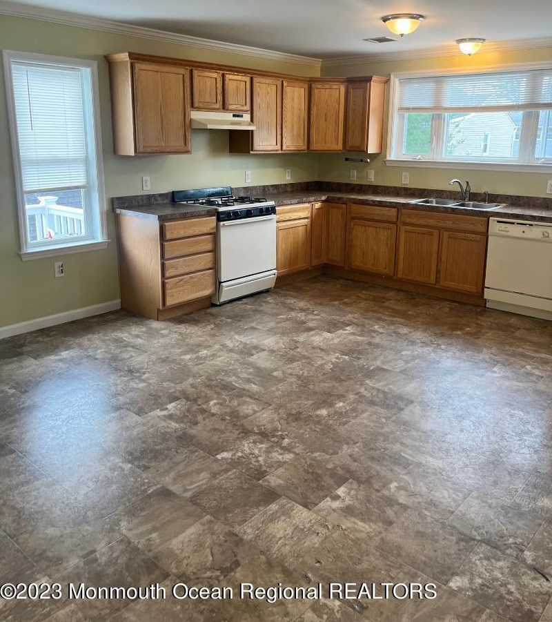 686 Bayview Dr, Toms River, NJ 08753