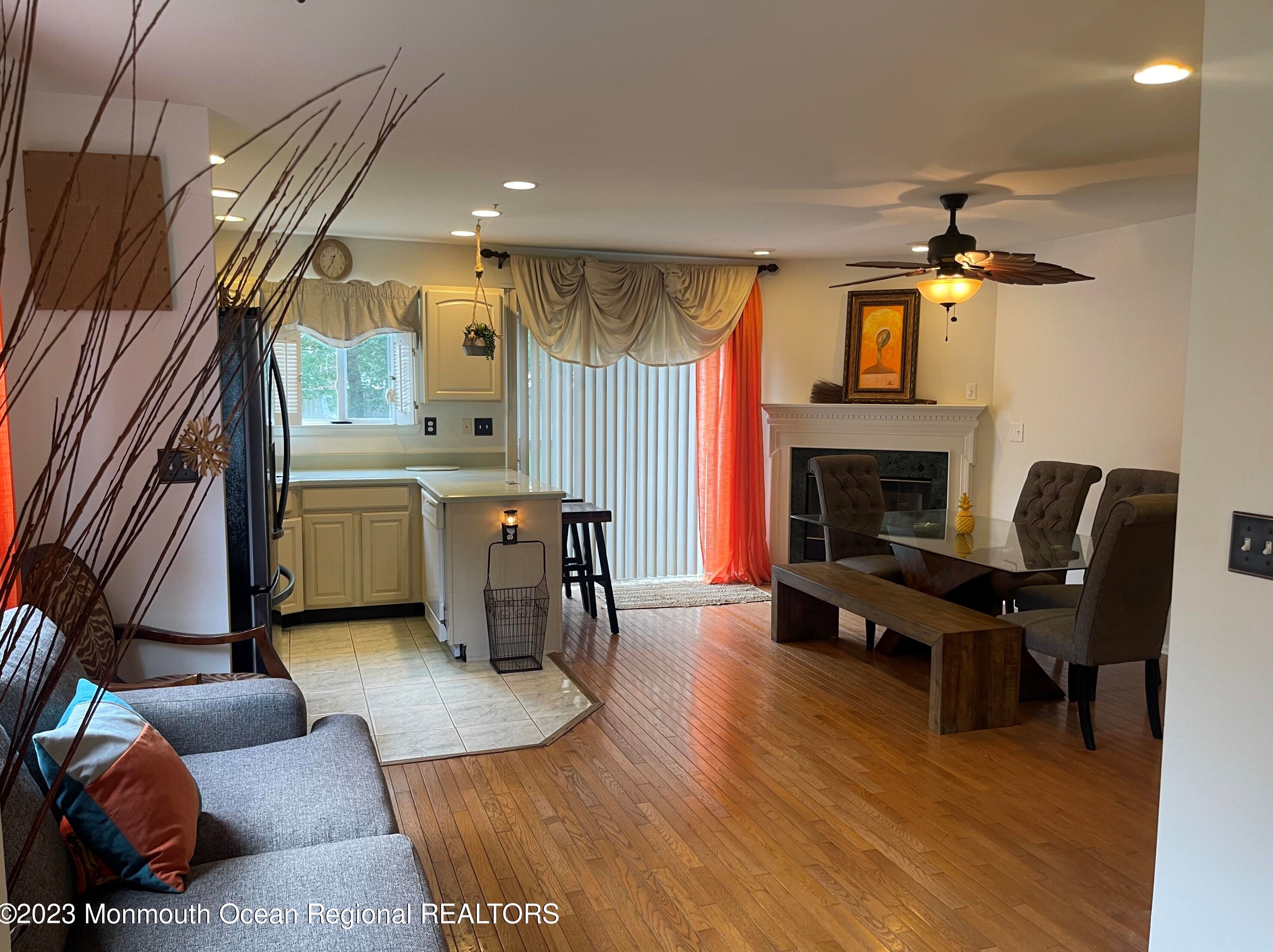 54 Lucia Ct, Matawan NJ  07747-1374 exterior