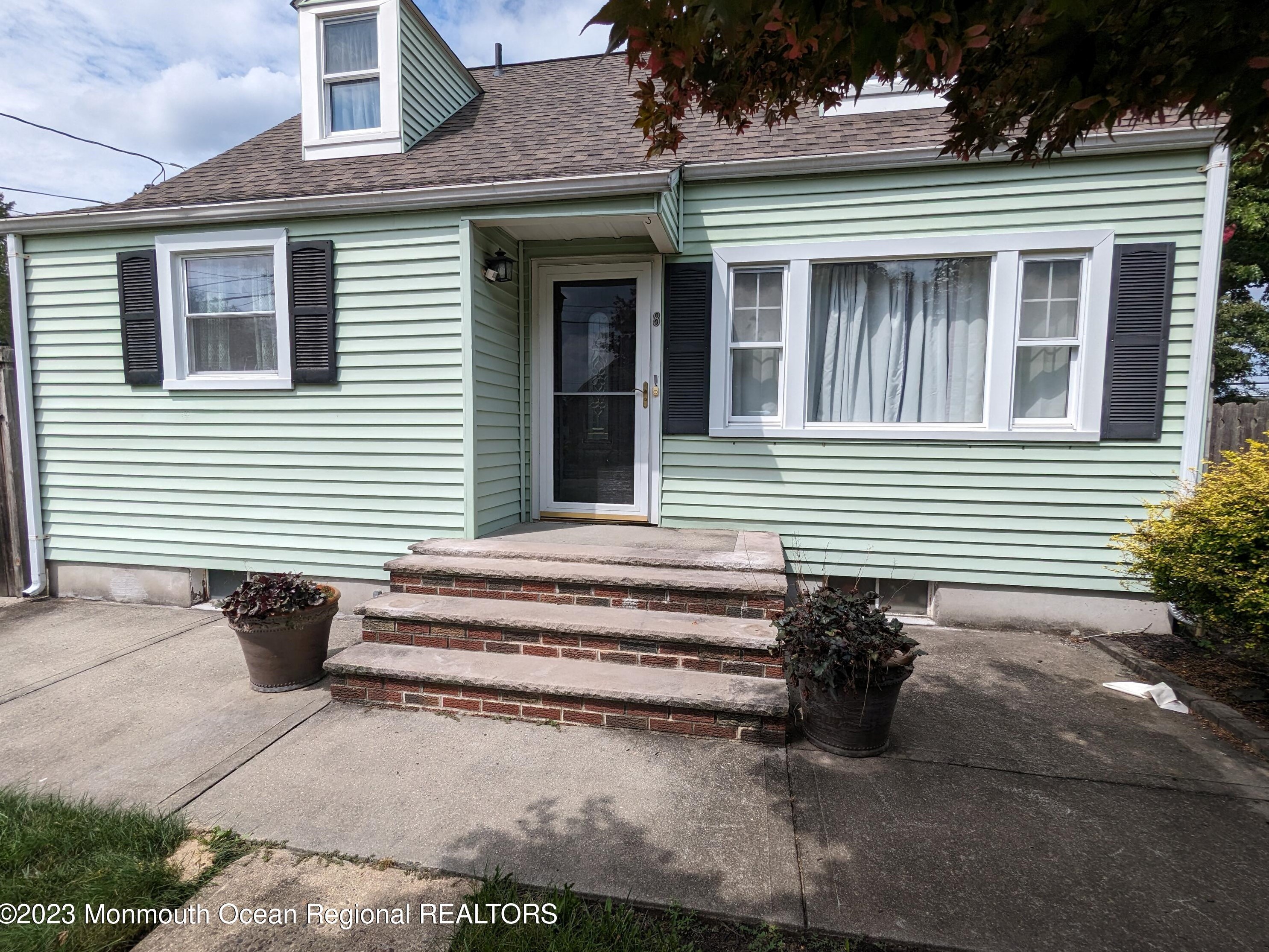 8 Quinn Rd, Upper Freehold, NJ 08501